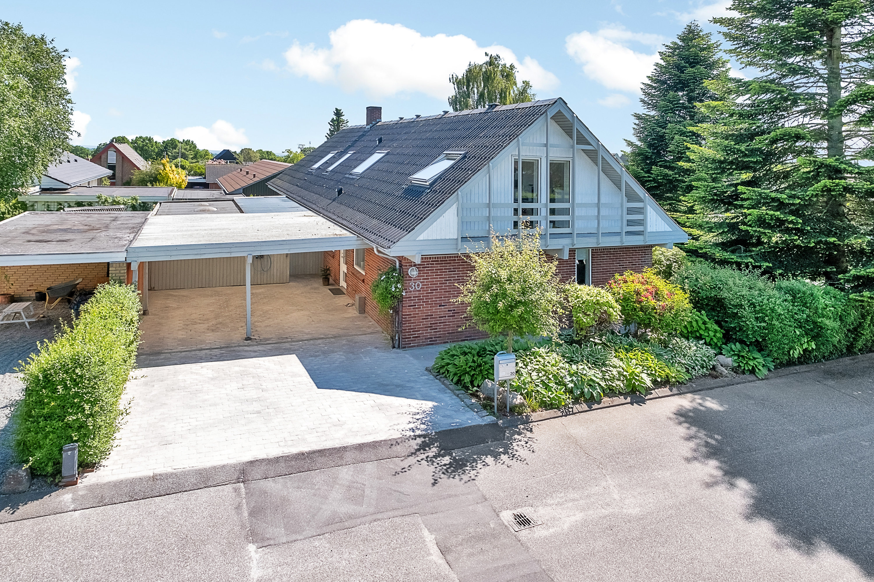 Fremhævet facade billede i fuldskærmstilstand. Billede af Rønnehaven 30, 8520 Lystrup