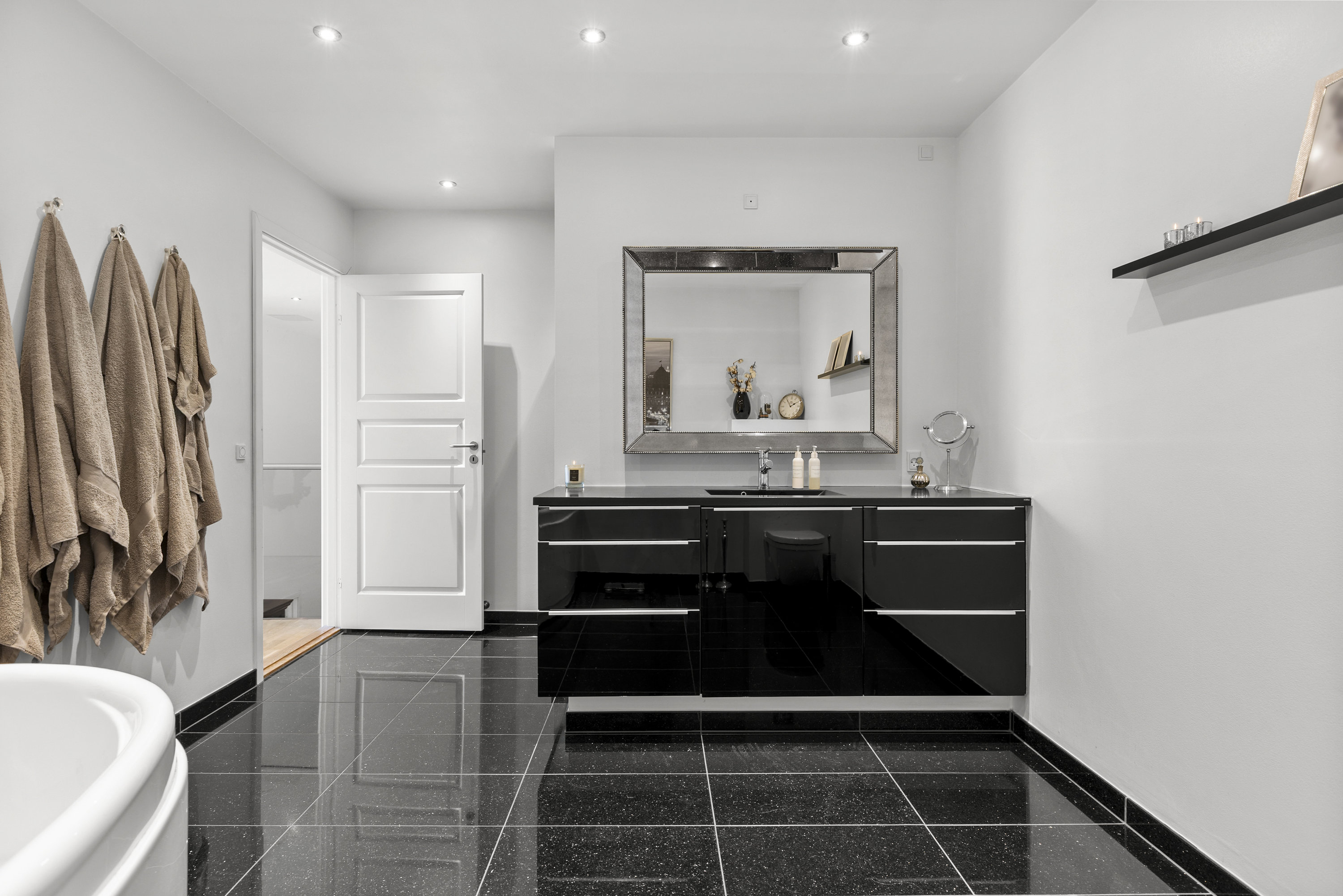 Fremhævet badeværelse billede i fuldskærmstilstand. Billede af Oehlenschlægersgade 15C, 4200 Slagelse