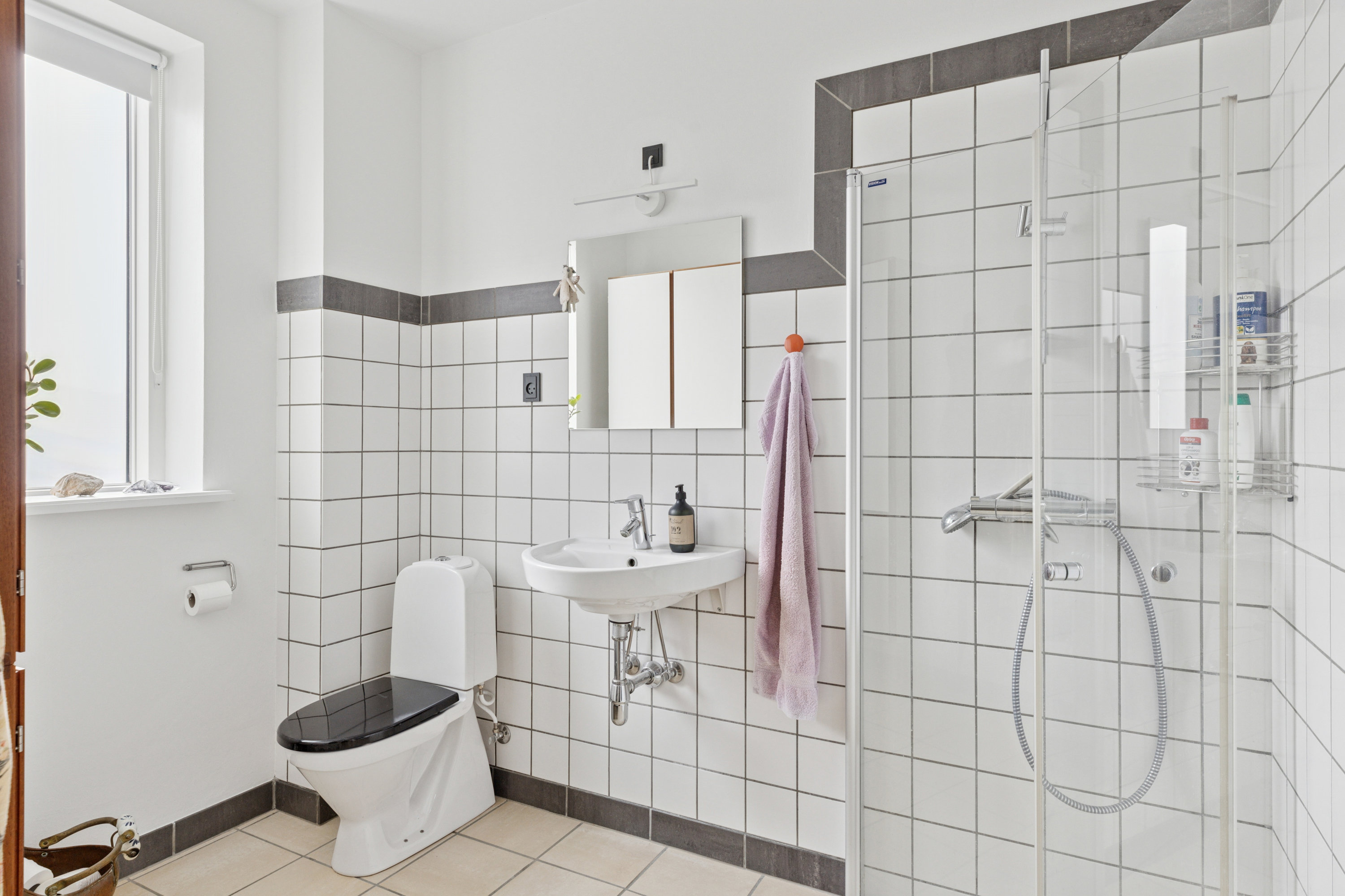 Fremhævet badeværelse billede i fuldskærmstilstand. Billede af Dyrehegnet 15, 6300 Gråsten