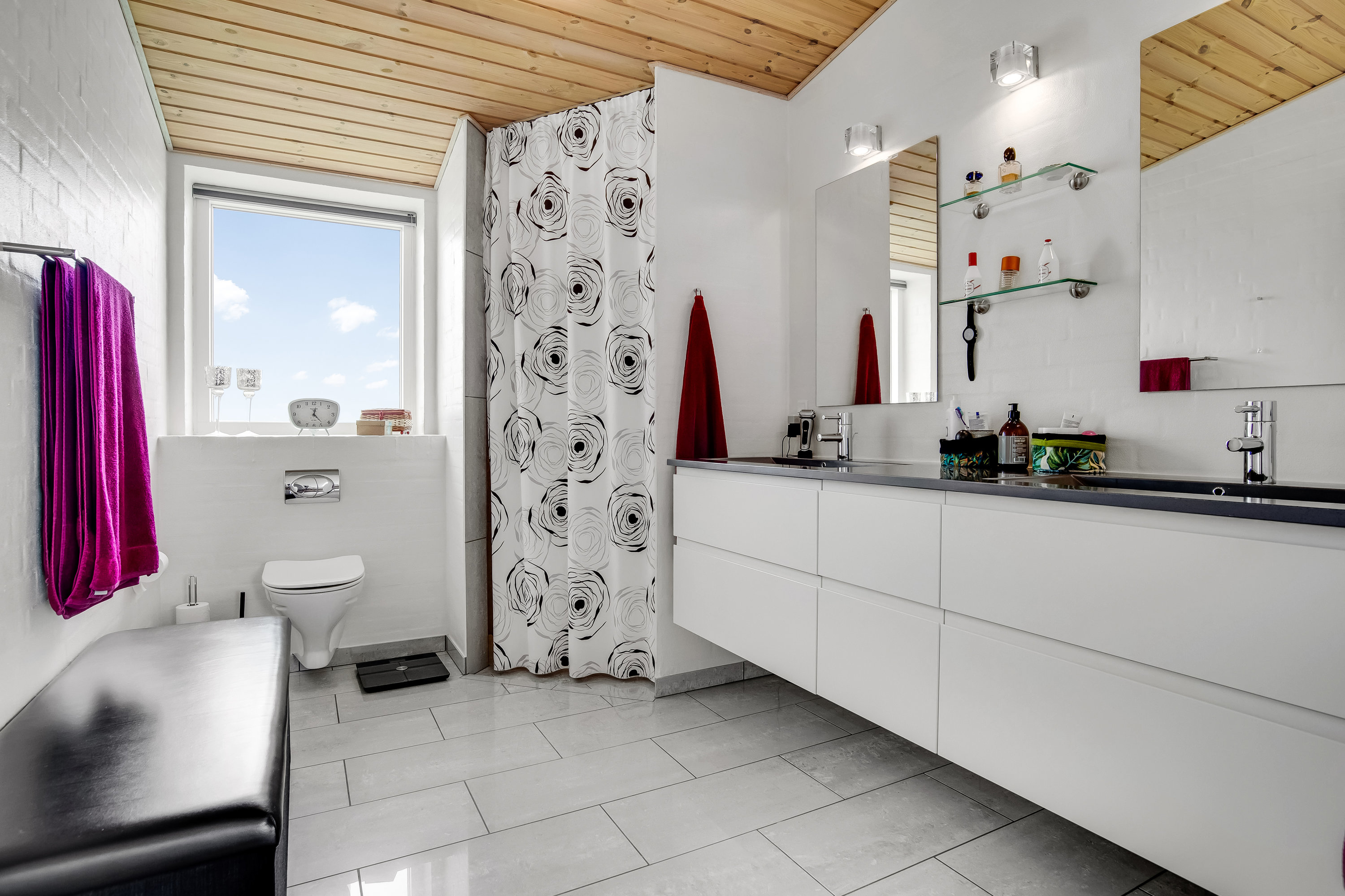 Fremhævet badeværelse billede i fuldskærmstilstand. Billede af Kjelding Høj 34, 7600 Struer