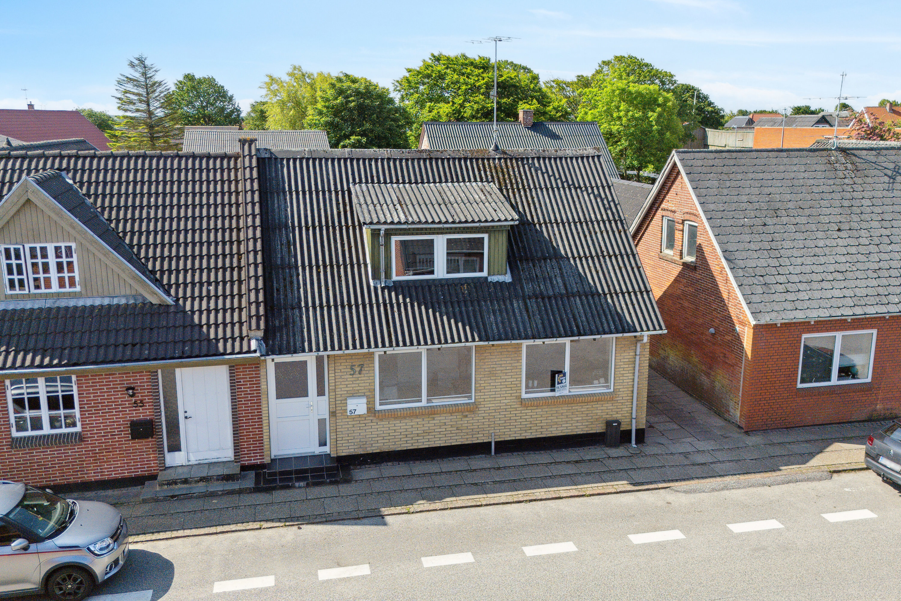 Fremhævet set fra vejen billede i fuldskærmstilstand. Billede af Hovedgaden 57, 7752 Snedsted