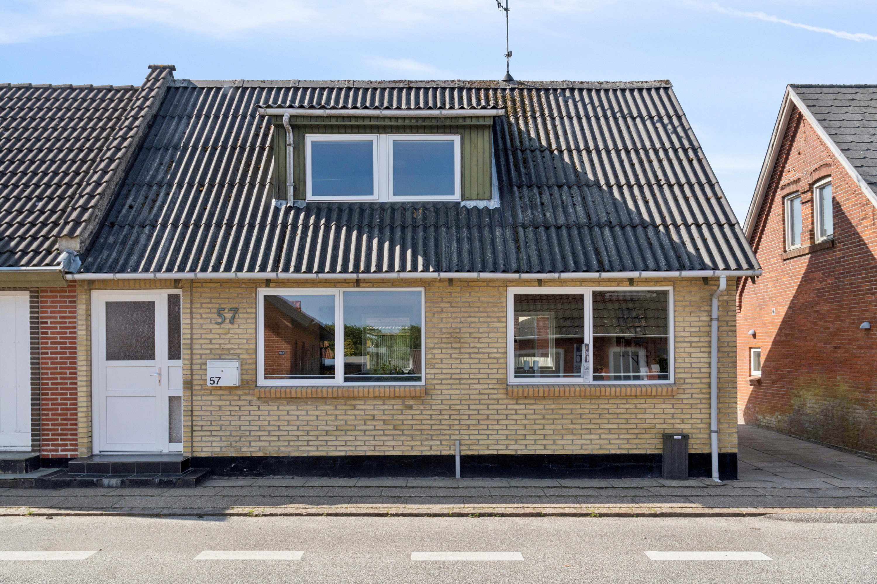 Fremhævet set fra vejen billede i fuldskærmstilstand. Billede af Hovedgaden 57, 7752 Snedsted