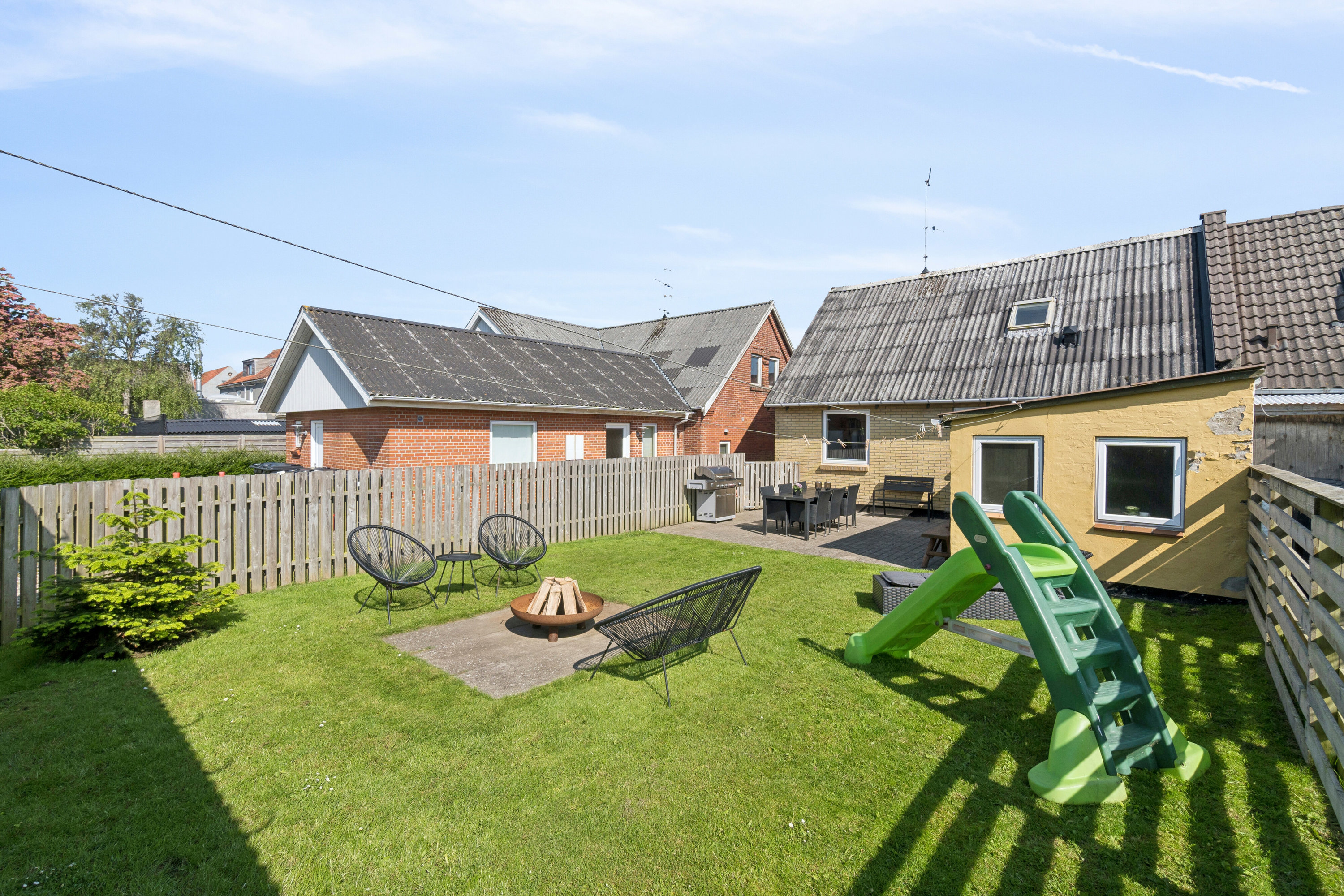 Fremhævet set fra haven billede i fuldskærmstilstand. Billede af Hovedgaden 57, 7752 Snedsted