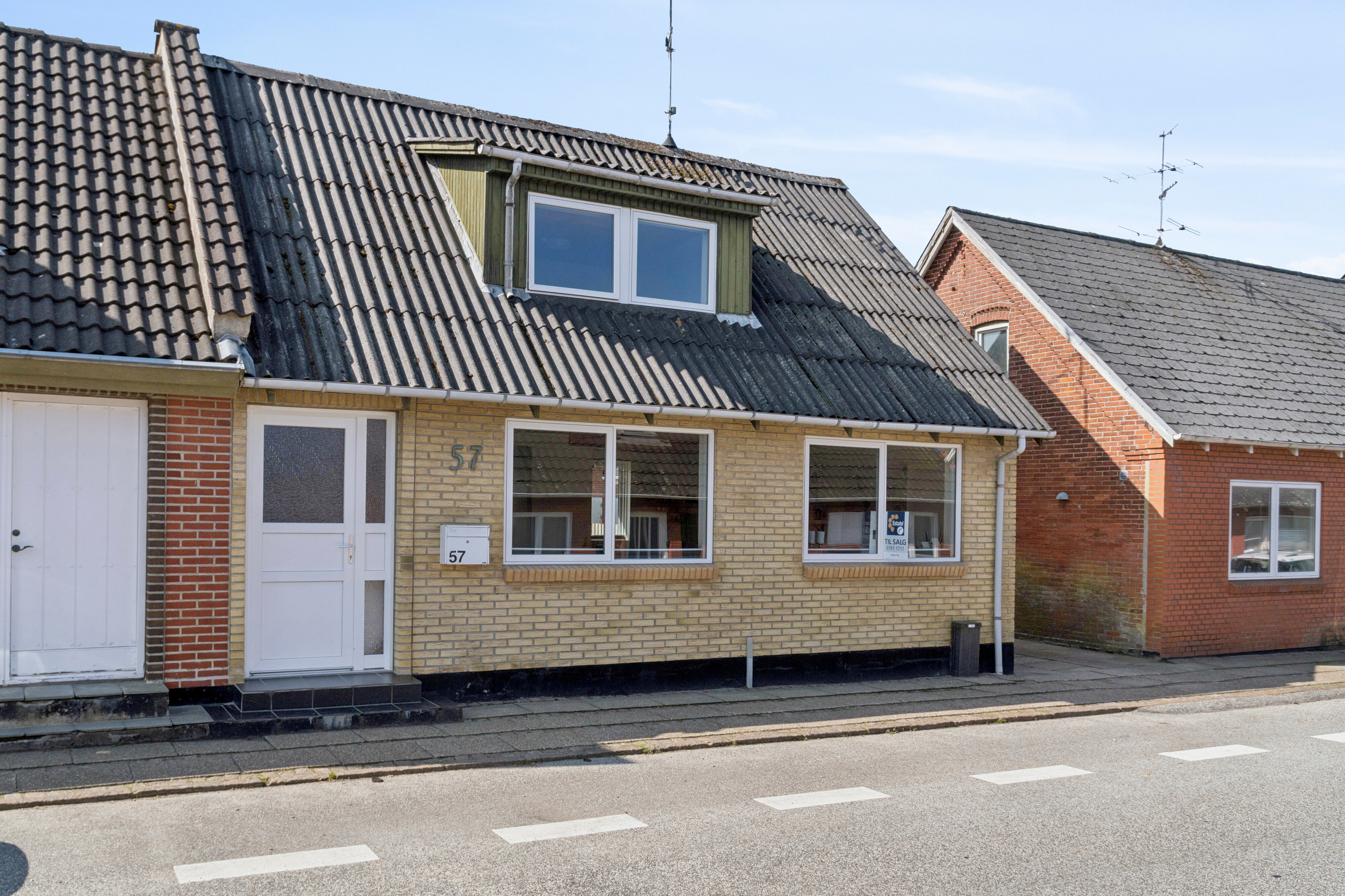 Fremhævet set fra vejen billede i fuldskærmstilstand. Billede af Hovedgaden 57, 7752 Snedsted