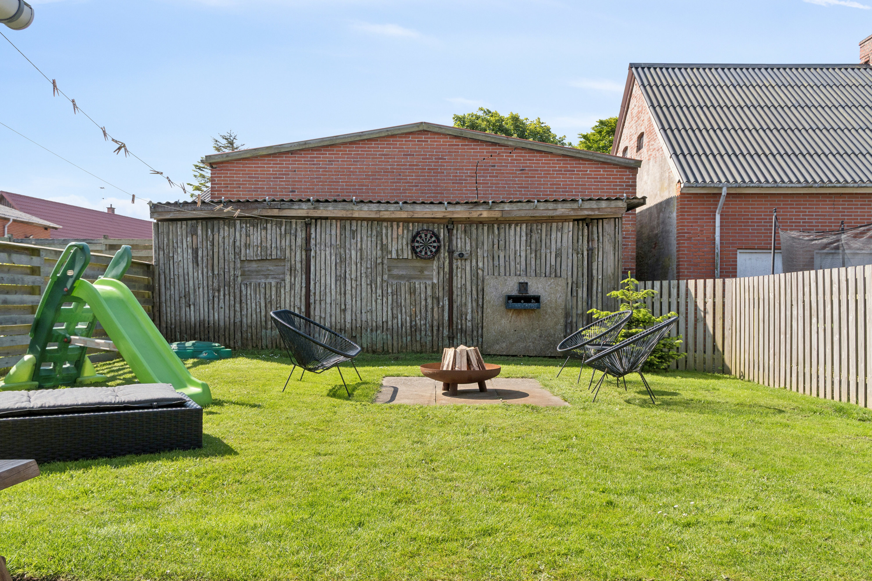 Fremhævet set fra haven billede i fuldskærmstilstand. Billede af Hovedgaden 57, 7752 Snedsted