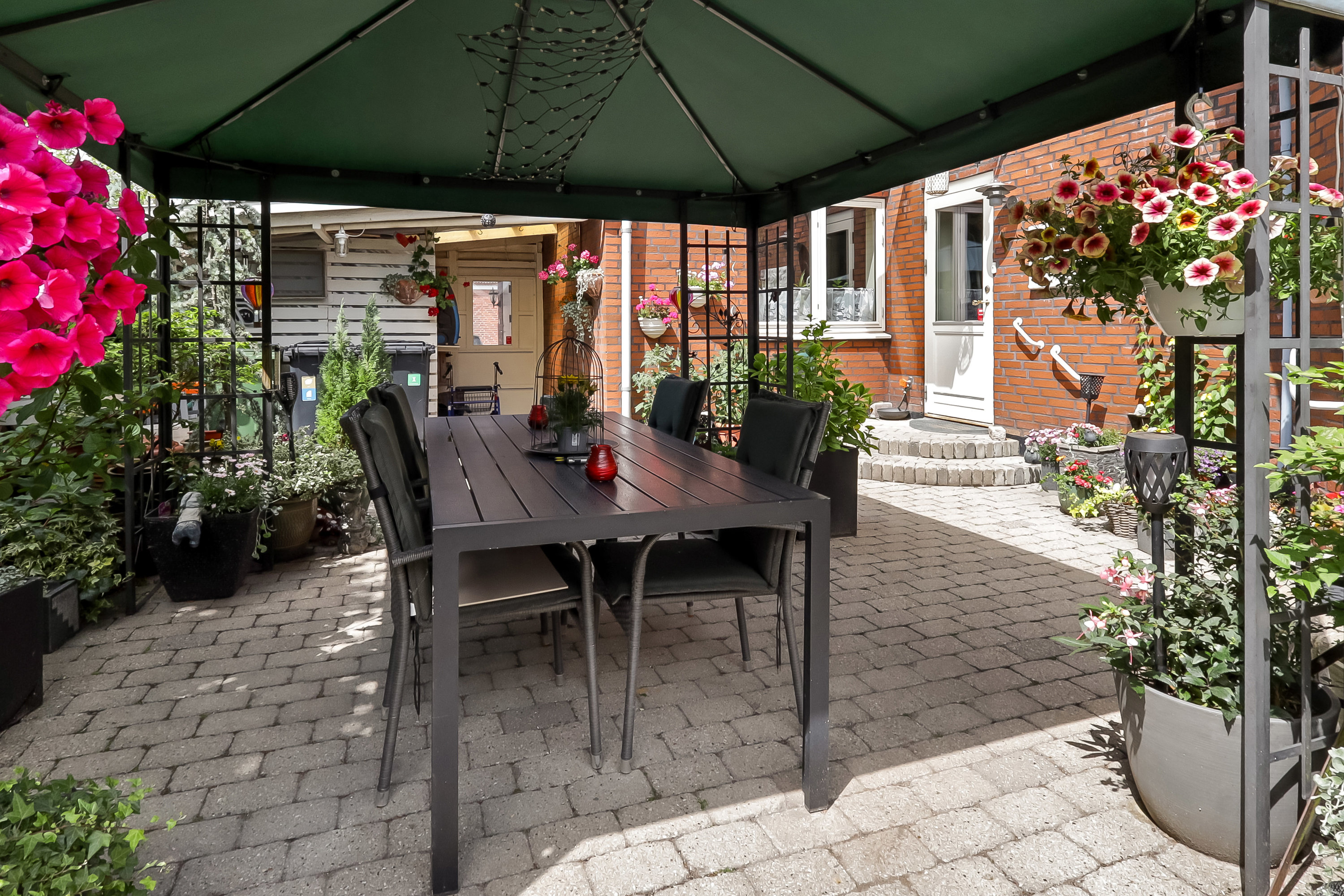 Fremhævet terrasse billede i fuldskærmstilstand. Billede af Søndergade 1, 5884 Gudme