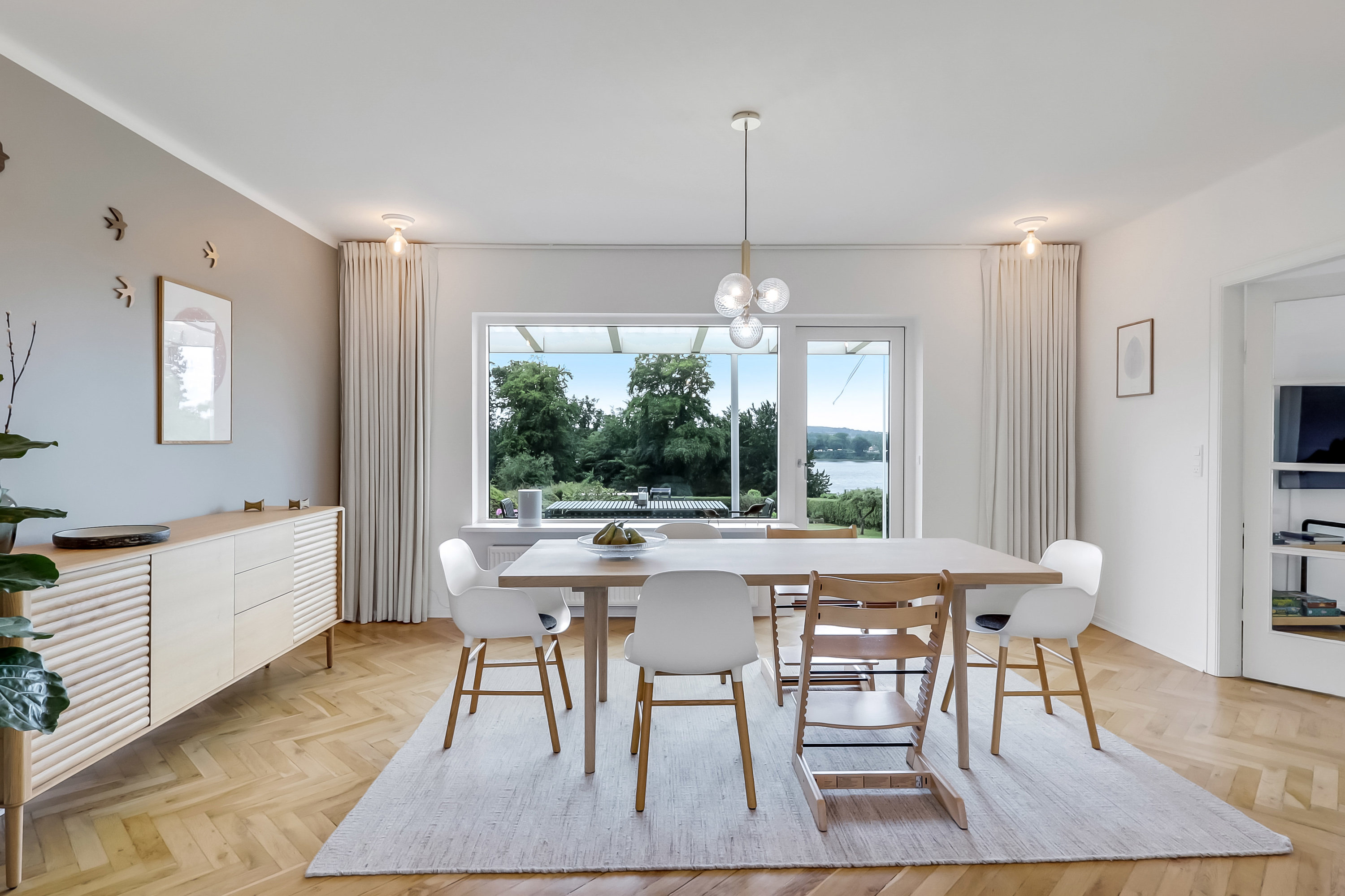 Fremhævet stue billede i fuldskærmstilstand. Billede af Klampenborgvej 26, 5700 Svendborg