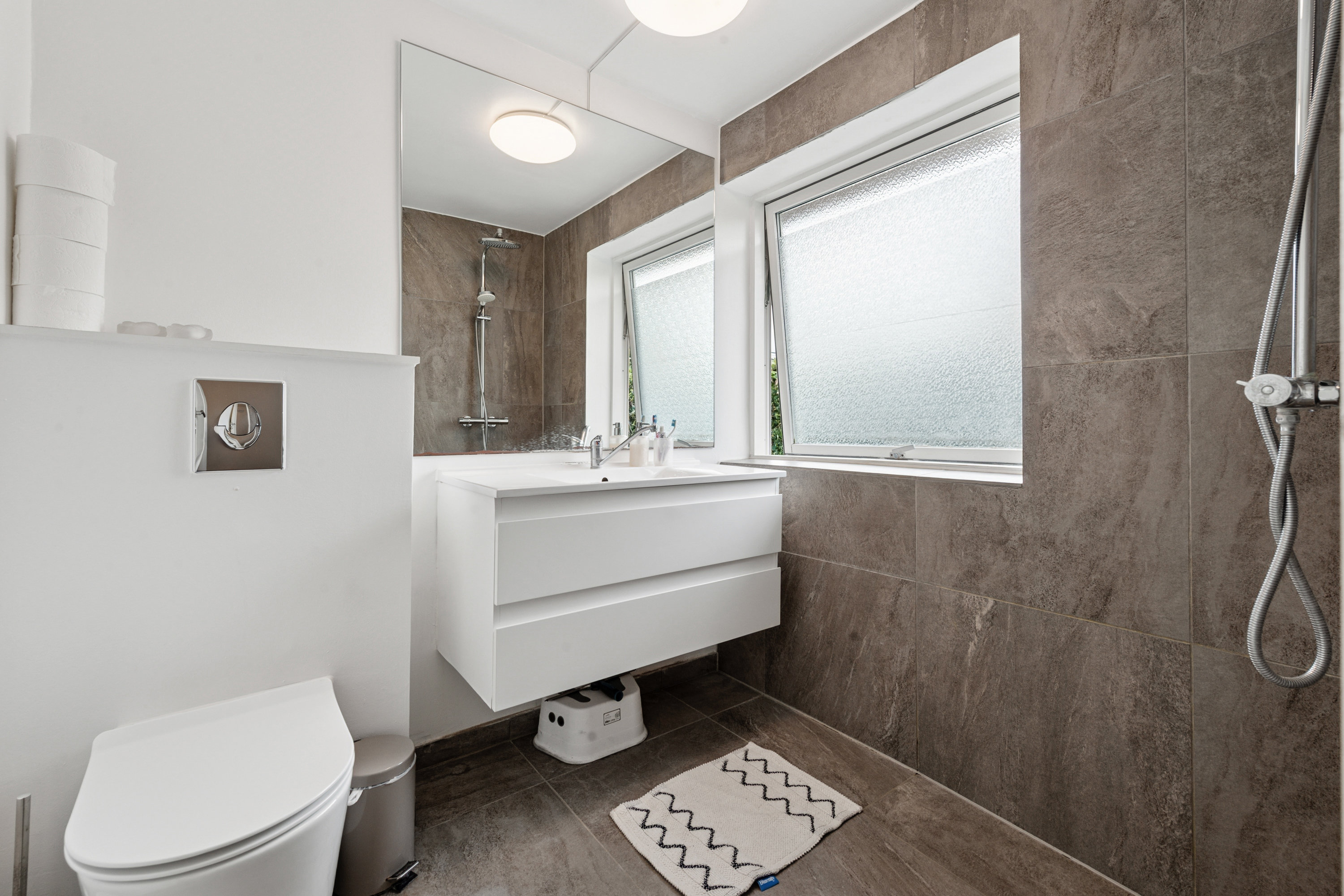 Fremhævet badeværelse billede i fuldskærmstilstand. Billede af Grønneled 21, 2620 Albertslund