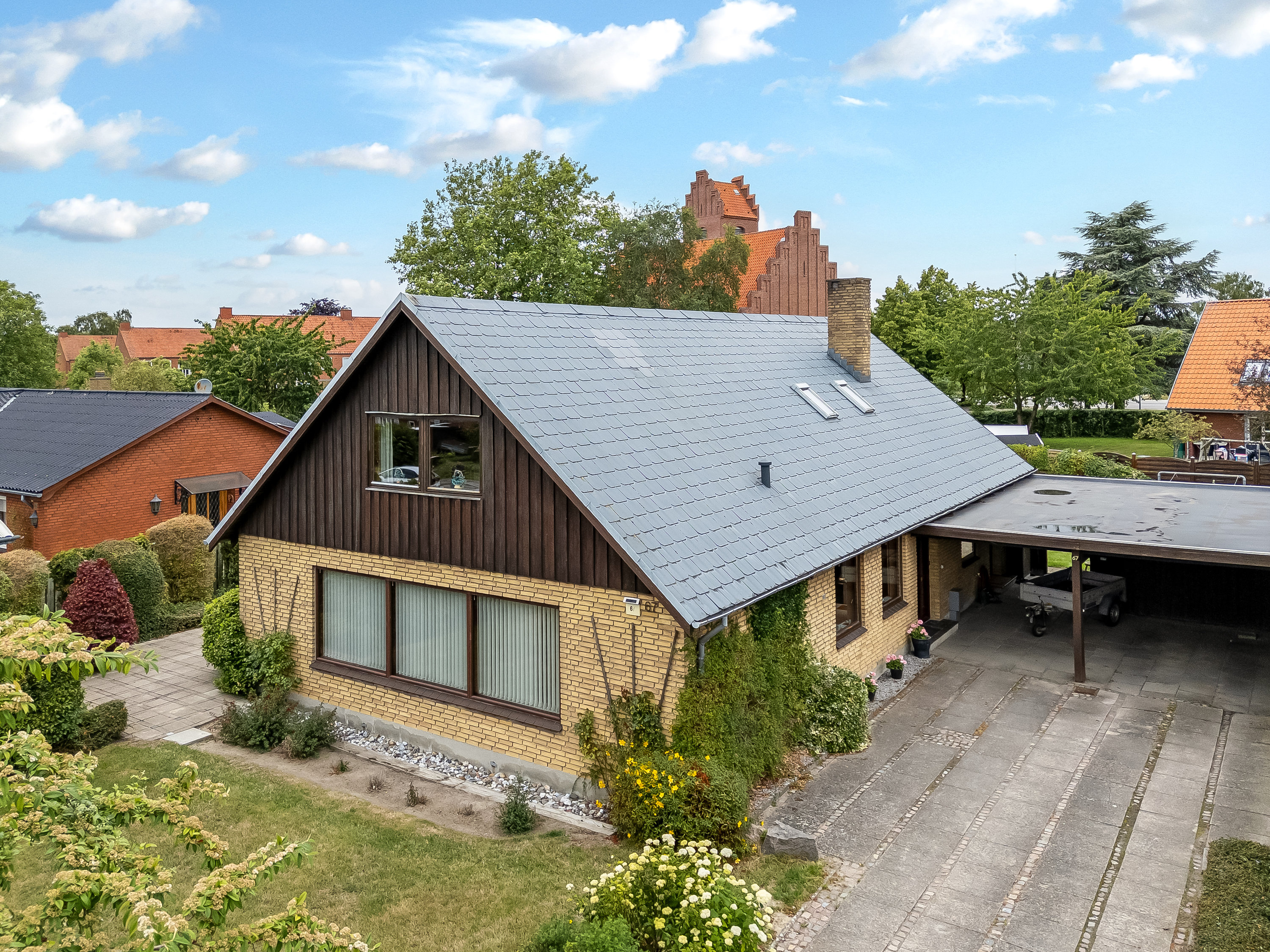 Fremhævet facade billede i fuldskærmstilstand. Billede af Bresemanns Allé 67, 4900 Nakskov