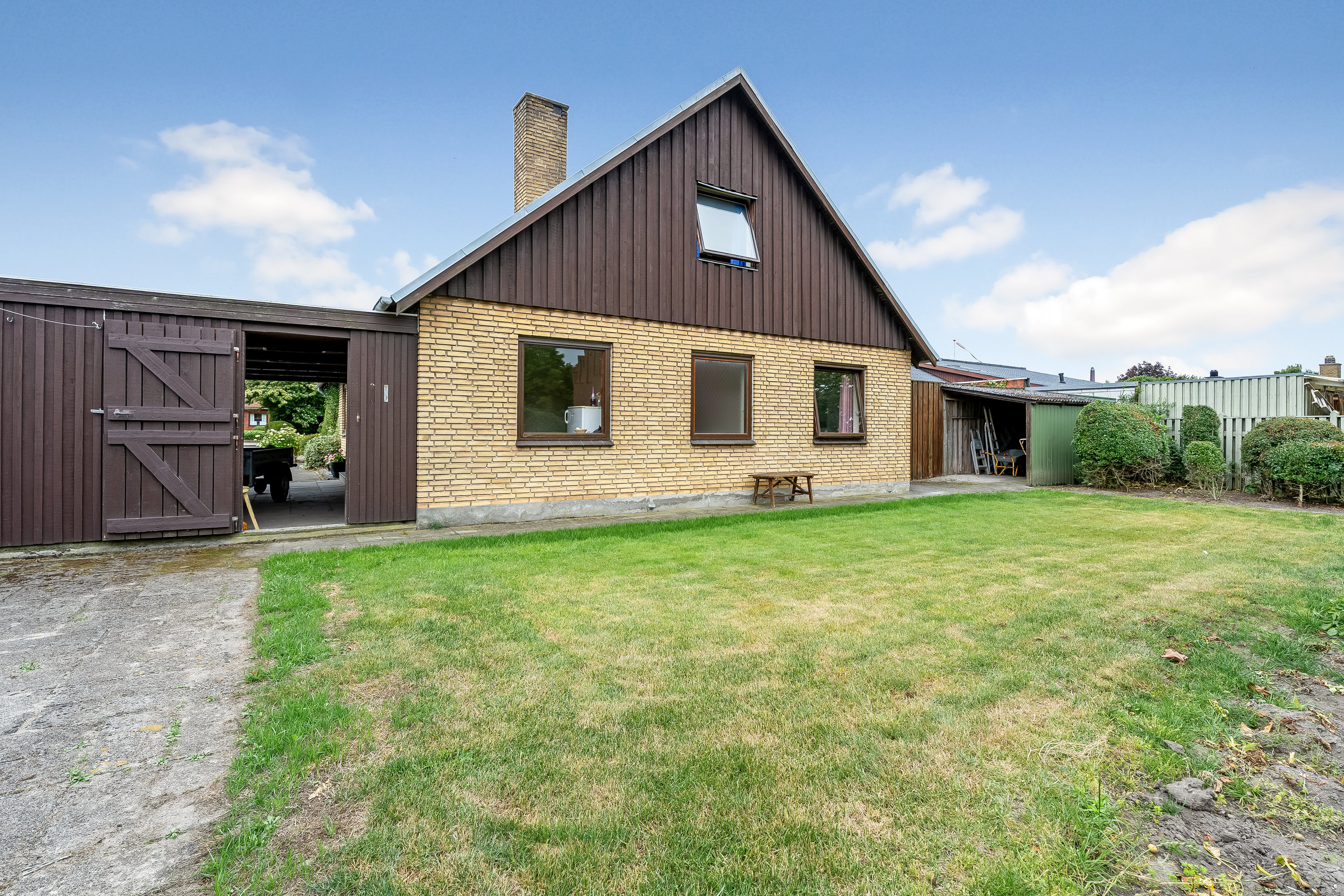 Fremhævet facade billede i fuldskærmstilstand. Billede af Bresemanns Allé 67, 4900 Nakskov