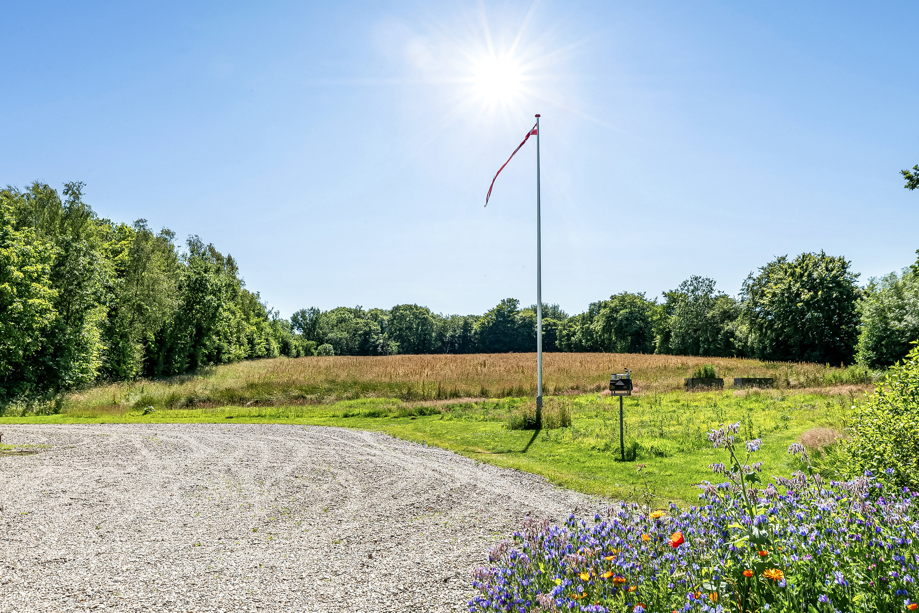 Miniaturebillede 2: gårdsplads. Billede af Åstorpvej 53, 6093 Sjølund
