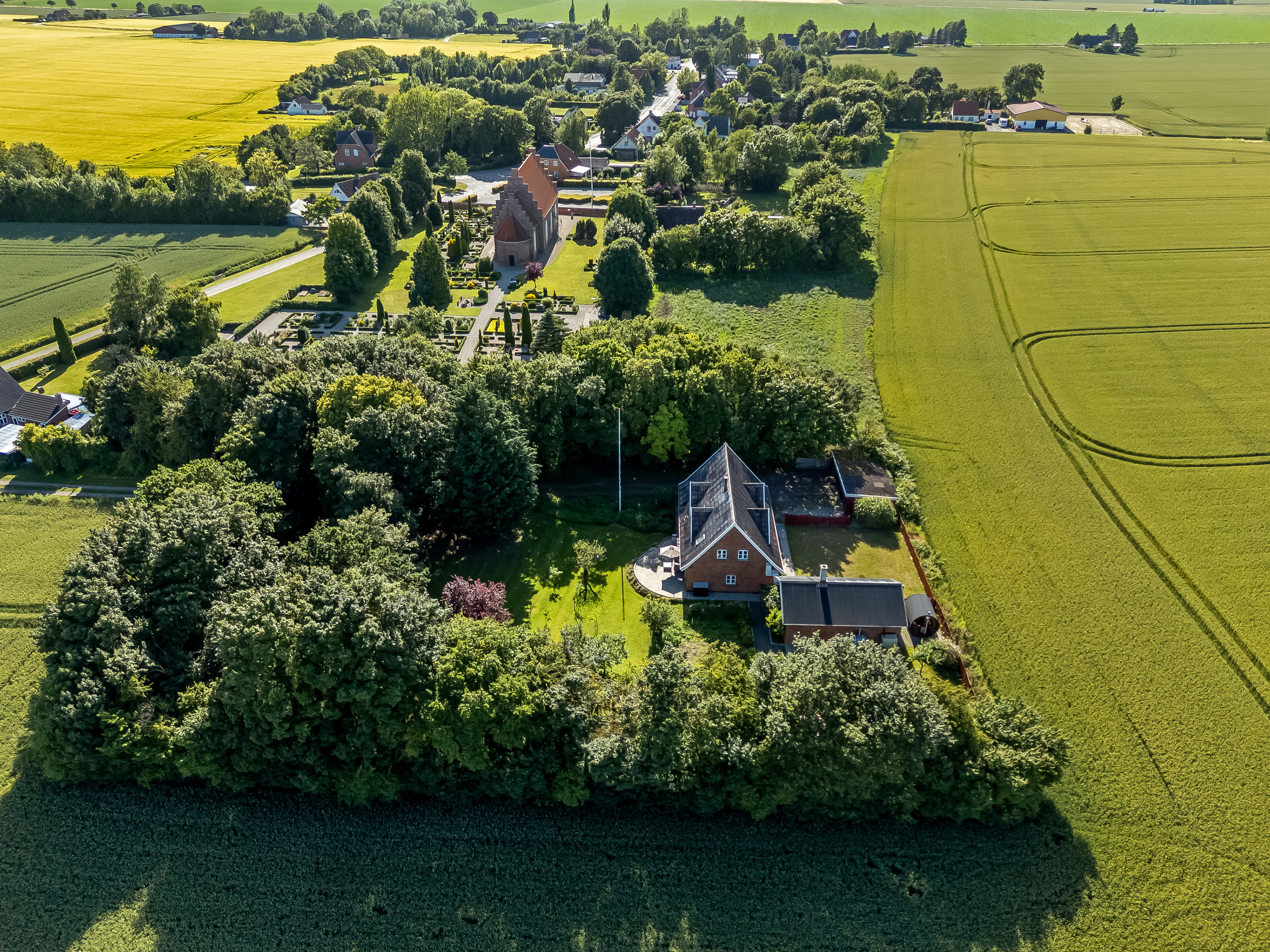 Fremhævet luftfoto billede i fuldskærmstilstand. Billede af Tillitse Kirkevej 5, 4983 Dannemare