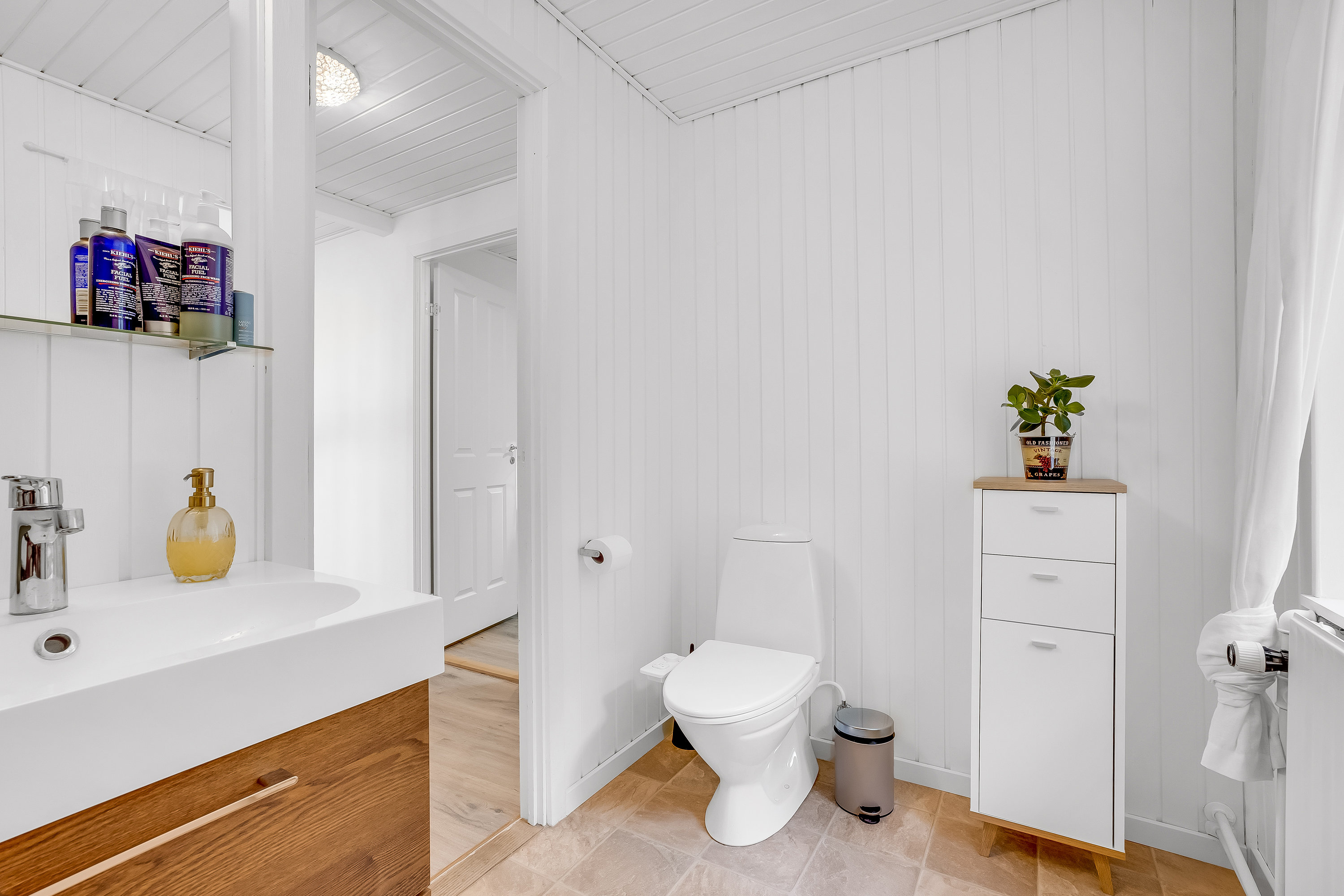 Fremhævet toilet billede i fuldskærmstilstand. Billede af Tillitse Kirkevej 5, 4983 Dannemare