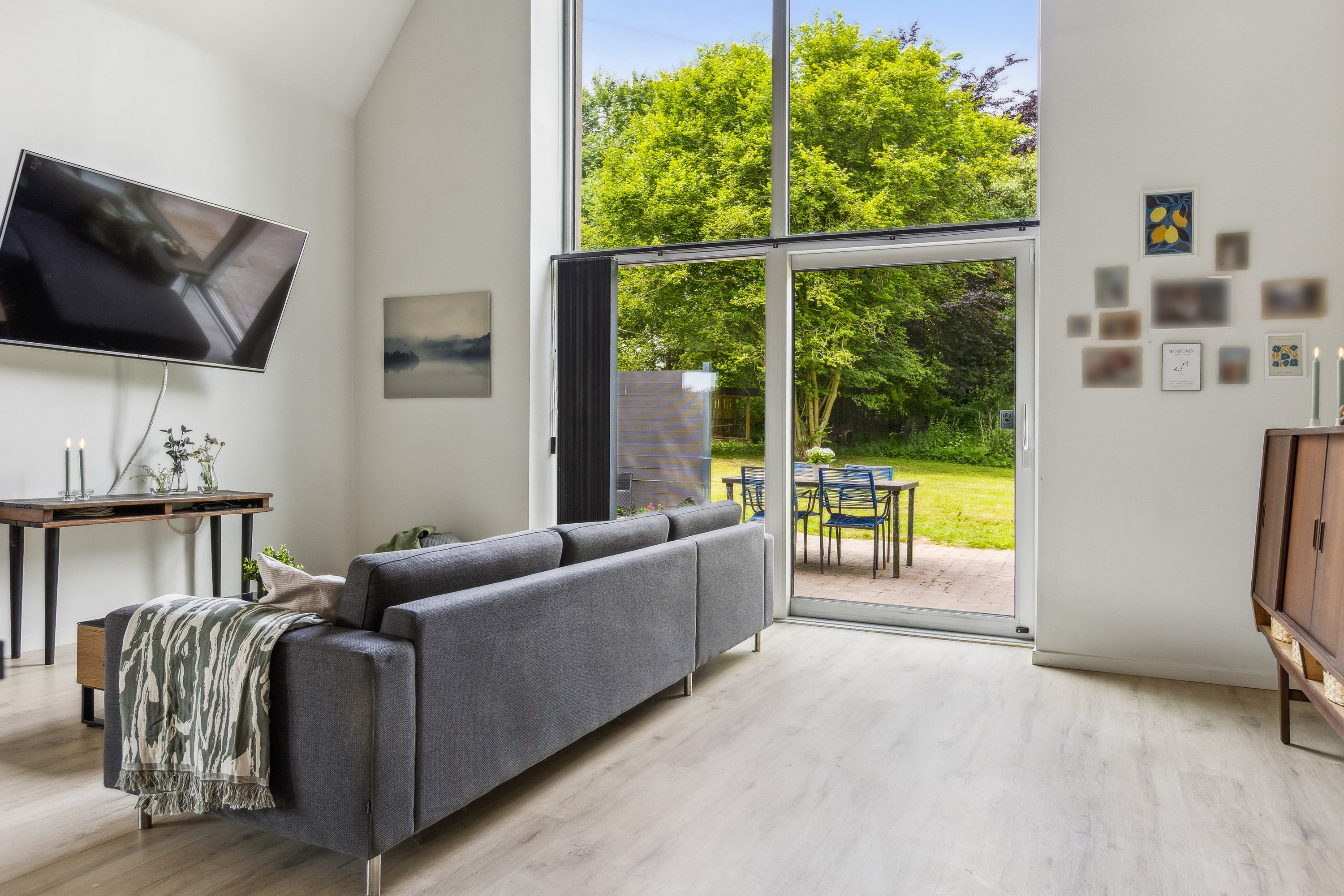 Fremhævet stue billede i fuldskærmstilstand. Billede af Elmelundsvej 193, Ravnebjerg, 5250 Odense SV