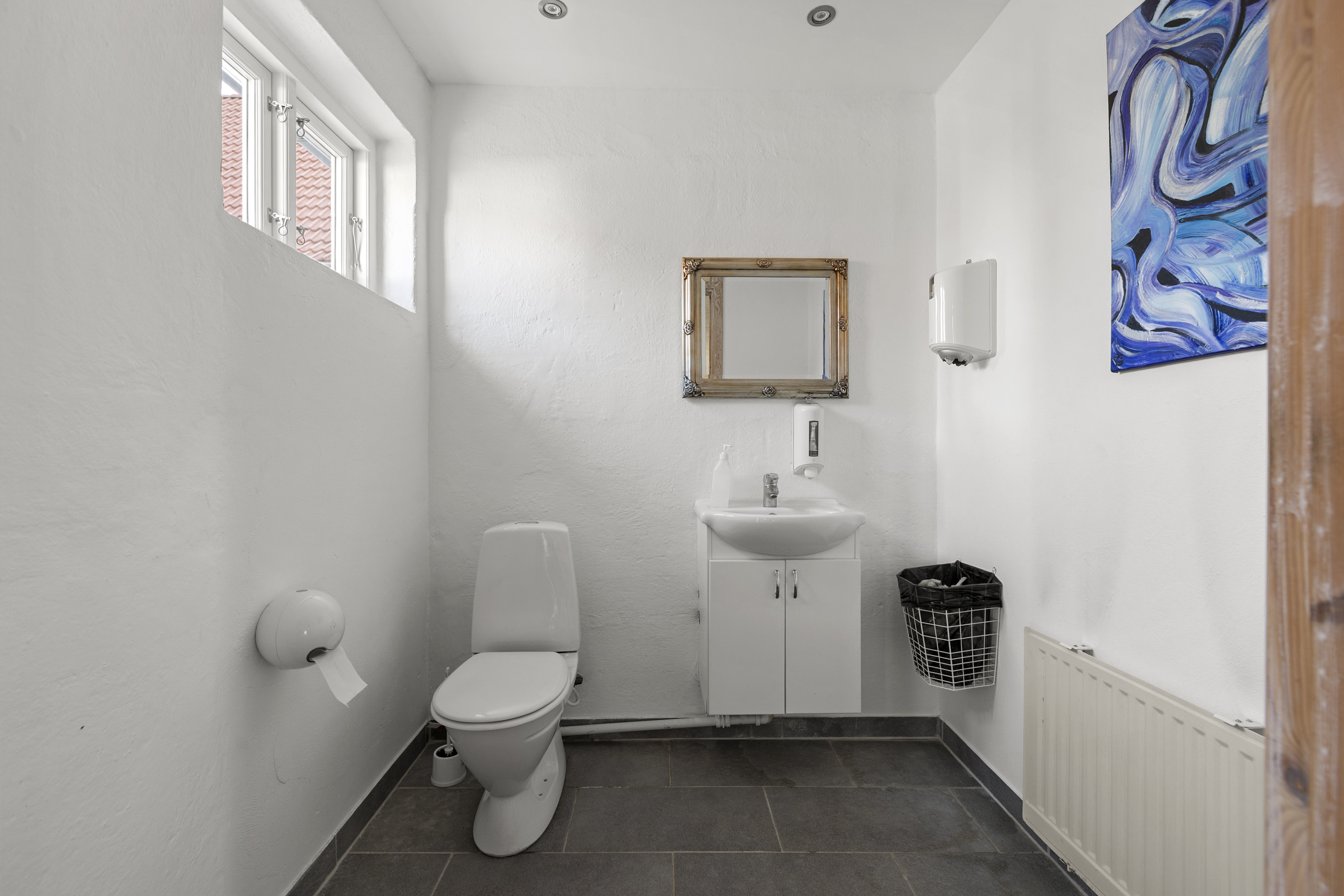 Fremhævet toilet billede i fuldskærmstilstand. Billede af Hammershusvej 26, Udstrup, 4370 Store Merløse
