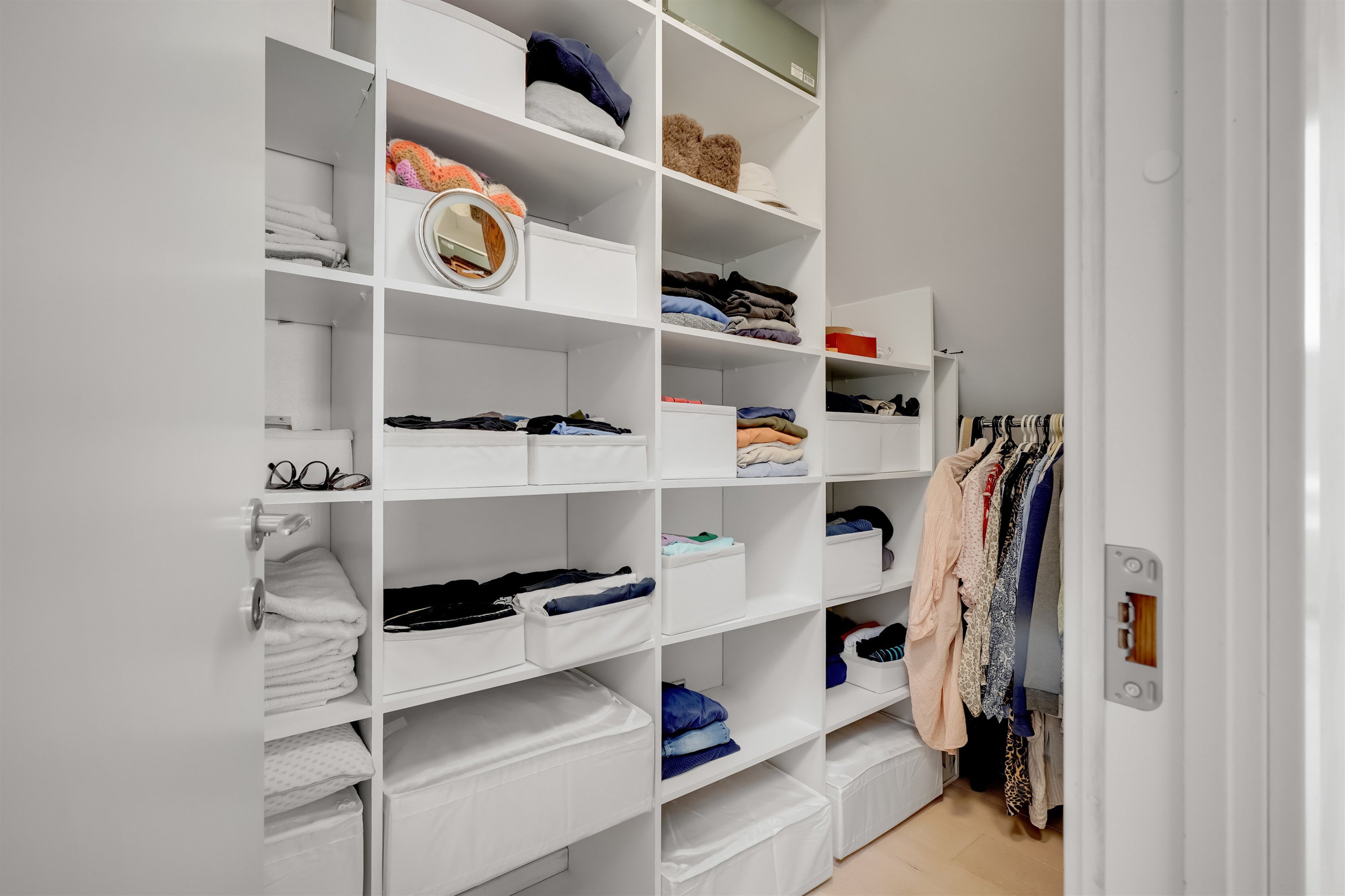 Fremhævet walkin closet billede i fuldskærmstilstand. Billede af Østervinge 24 og 24A, 6700 Esbjerg