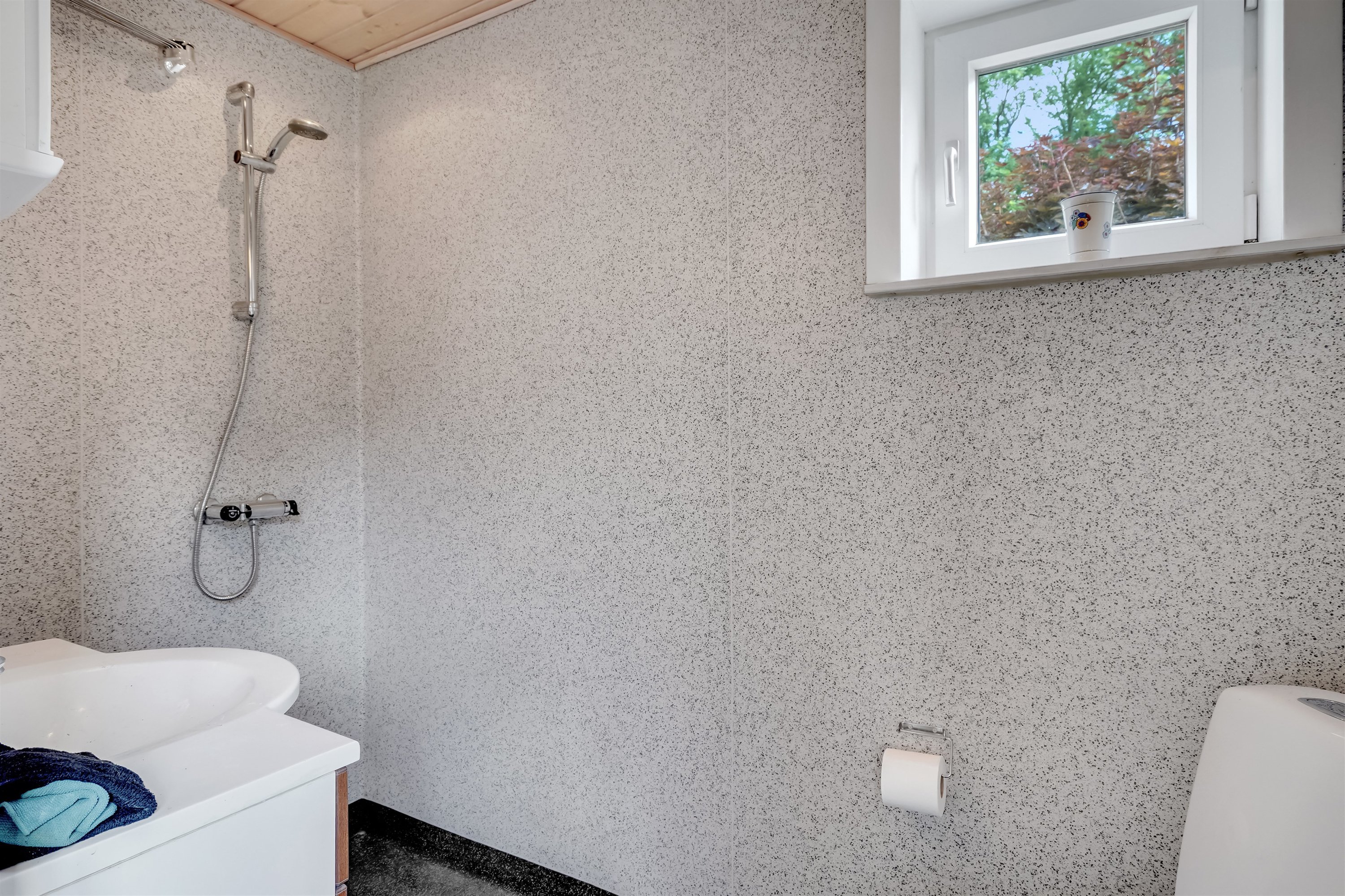 Fremhævet badeværelse billede i fuldskærmstilstand. Billede af Østervinge 24 og 24A, 6700 Esbjerg