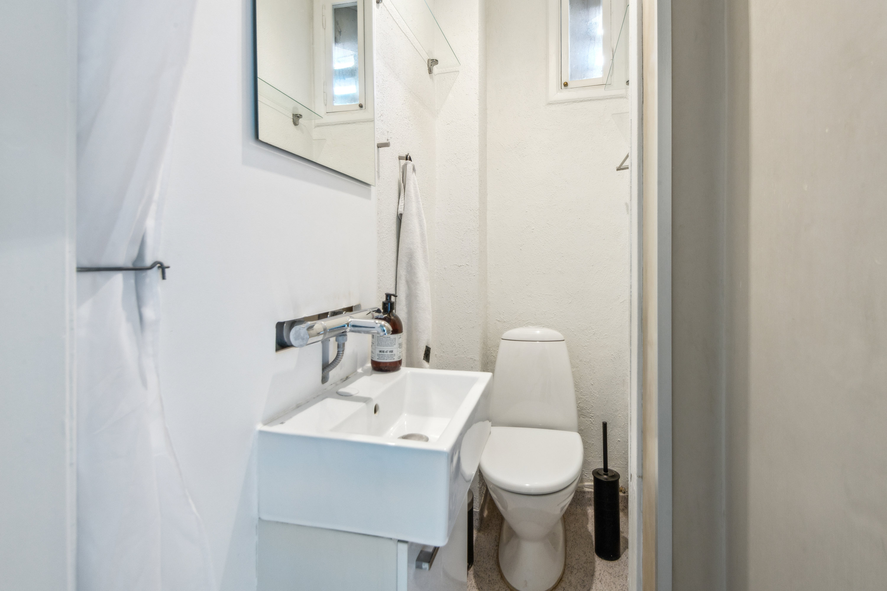 Fremhævet badeværelse billede i fuldskærmstilstand. Billede af Kærvang 1, 1. tv., 9000 Aalborg