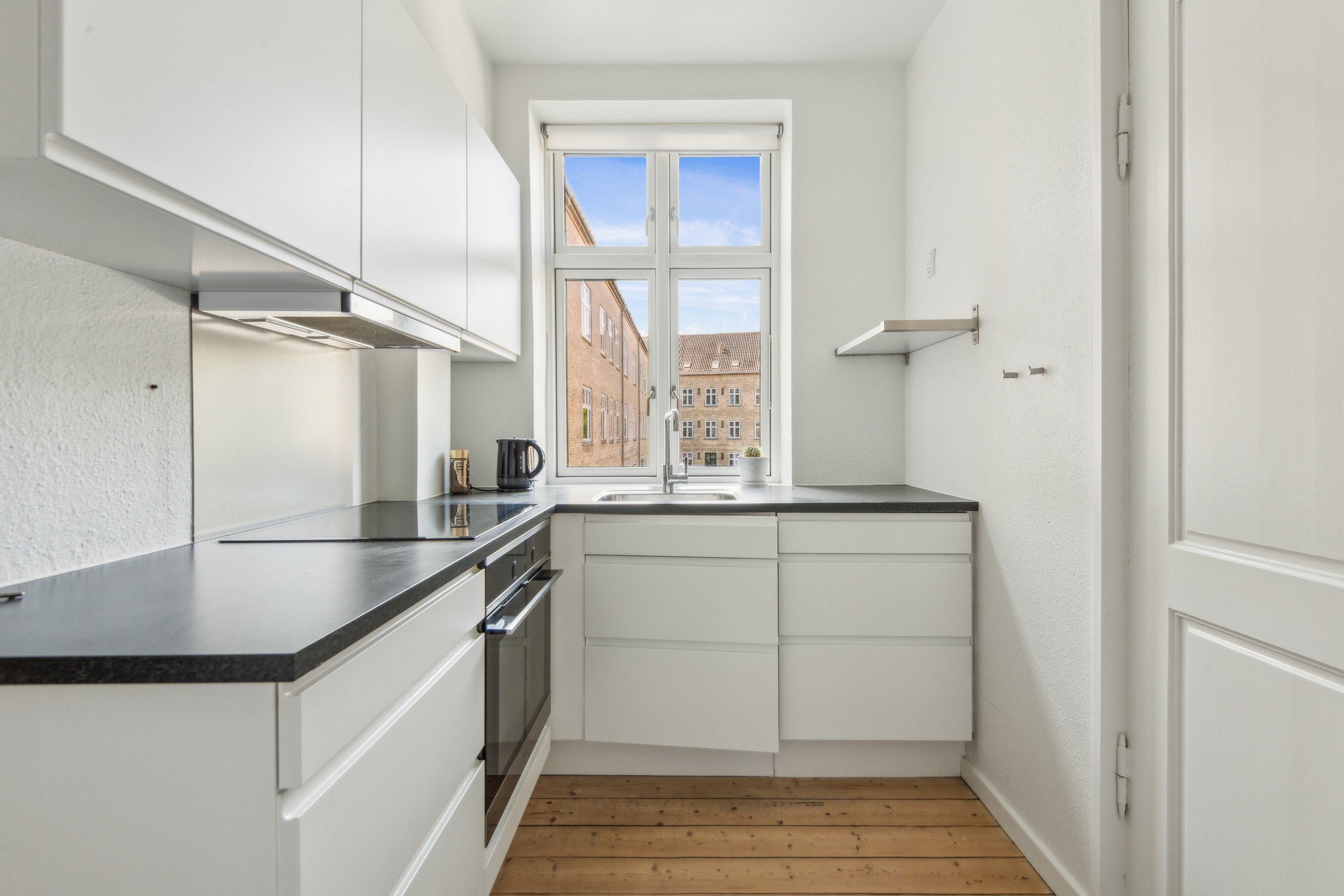 Fremhævet køkken billede i fuldskærmstilstand. Billede af Kærvang 1, 1. tv., 9000 Aalborg