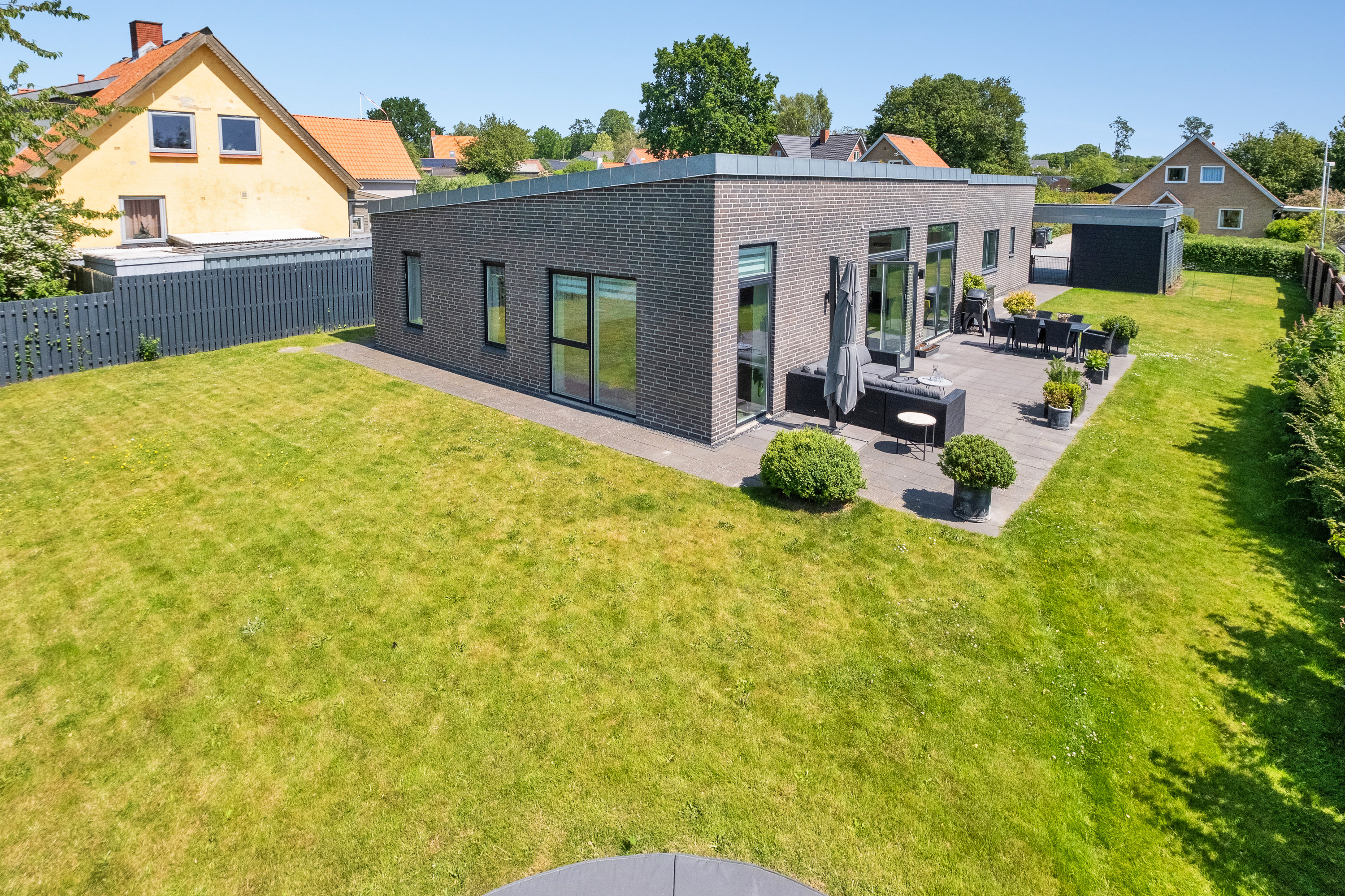 Fremhævet set fra haven billede i fuldskærmstilstand. Billede af Engvangen 11, 8520 Lystrup