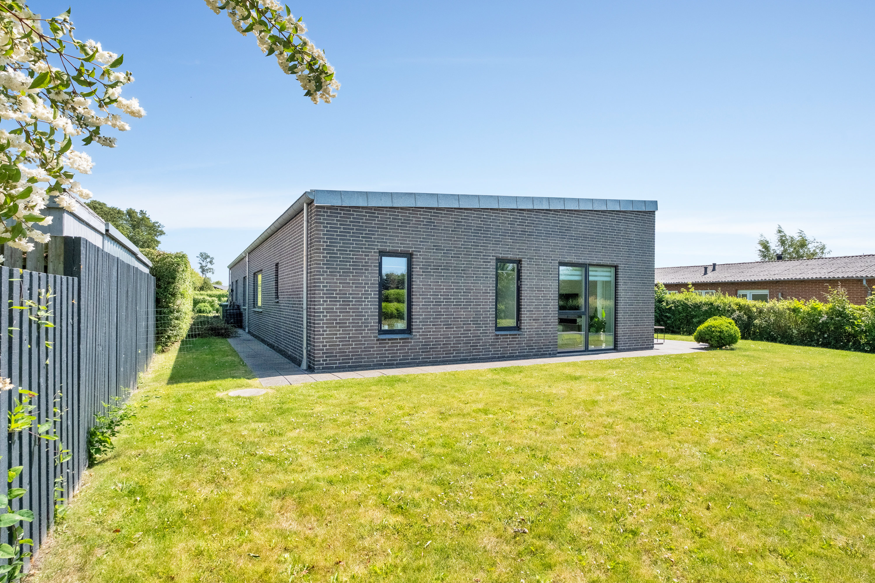 Fremhævet set fra haven billede i fuldskærmstilstand. Billede af Engvangen 11, 8520 Lystrup