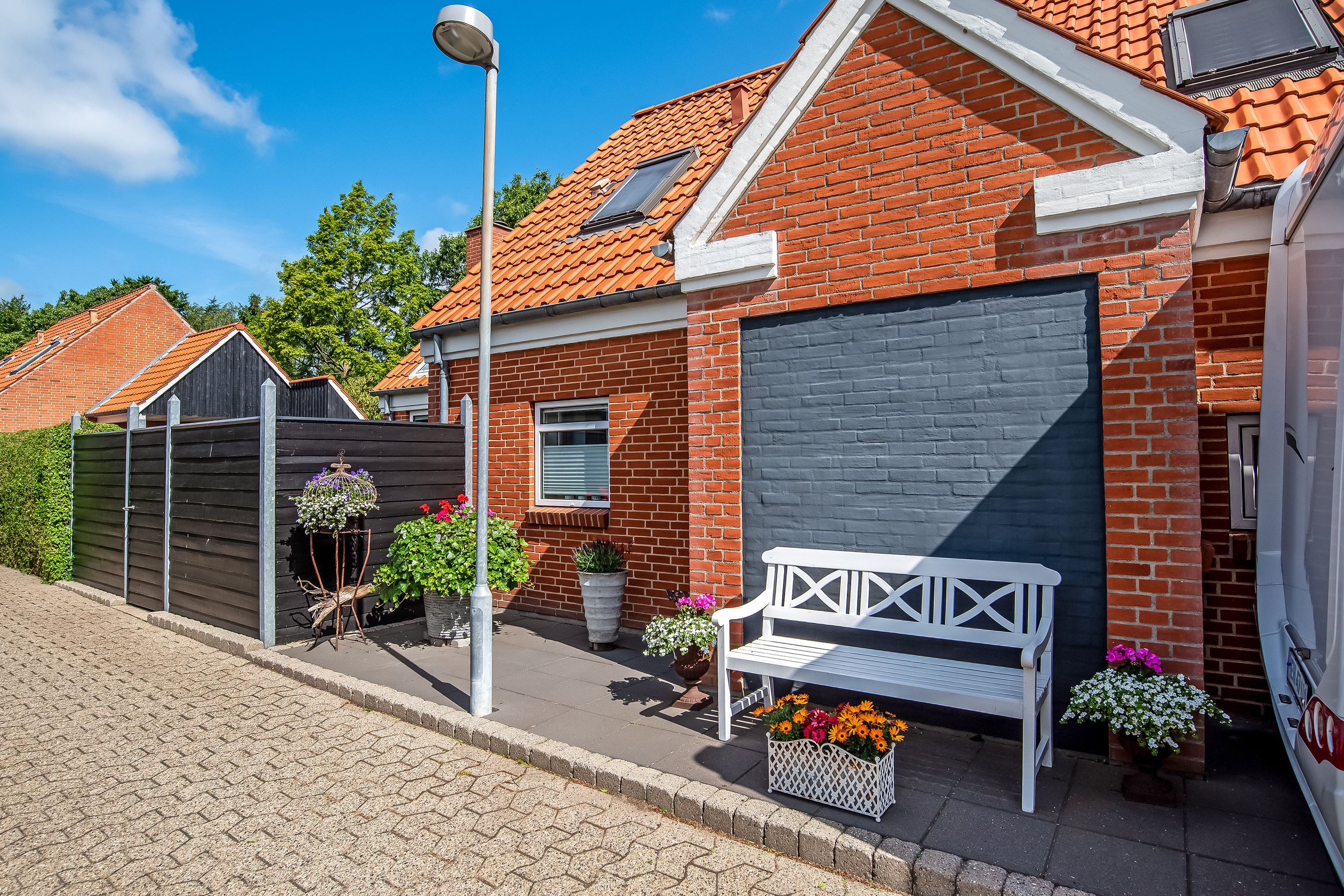 Fremhævet forhave billede i fuldskærmstilstand. Billede af Skjernvej 112A, 7500 Holstebro