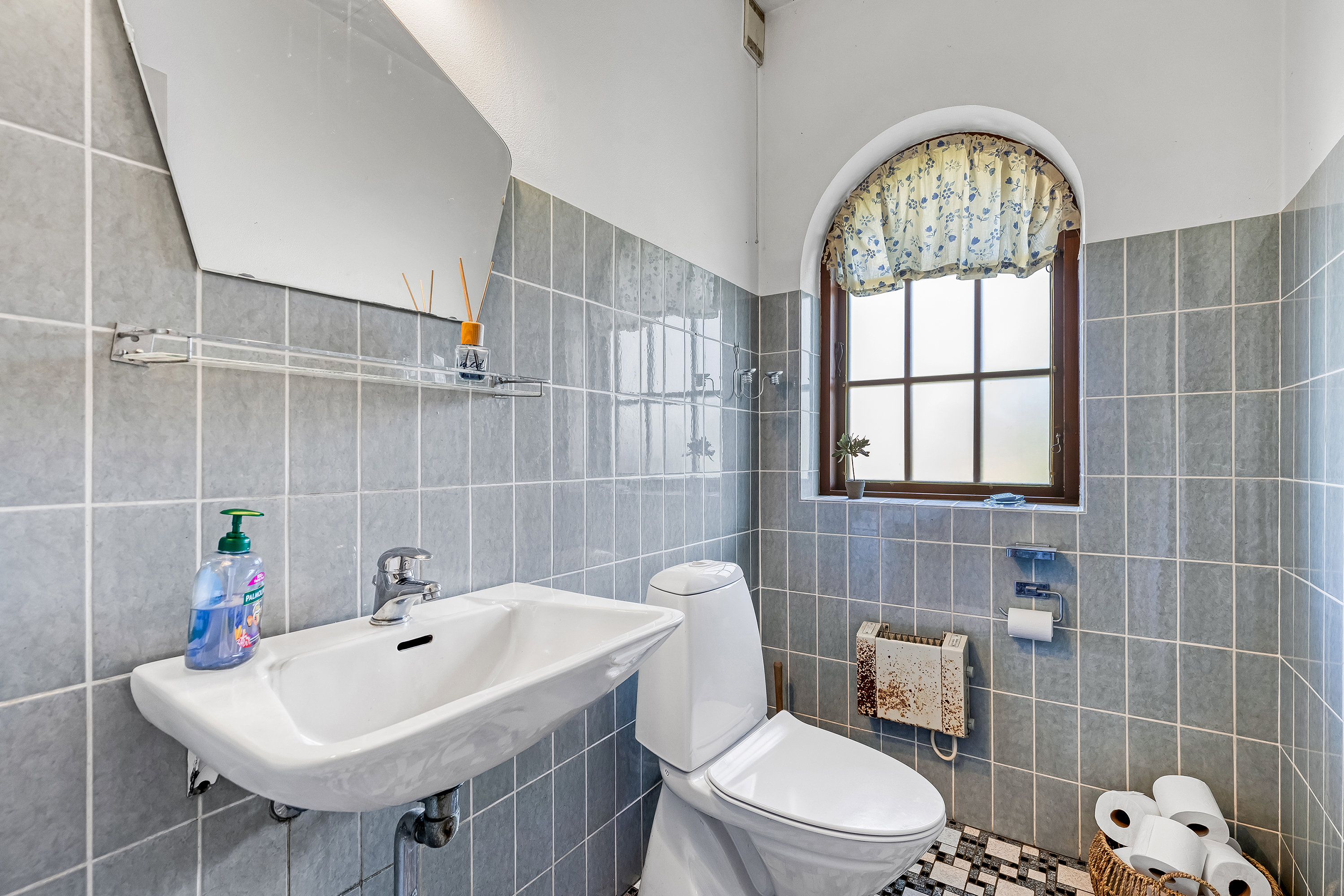 Fremhævet toilet billede i fuldskærmstilstand. Billede af Solskrænten 2, Lynæs, 3390 Hundested