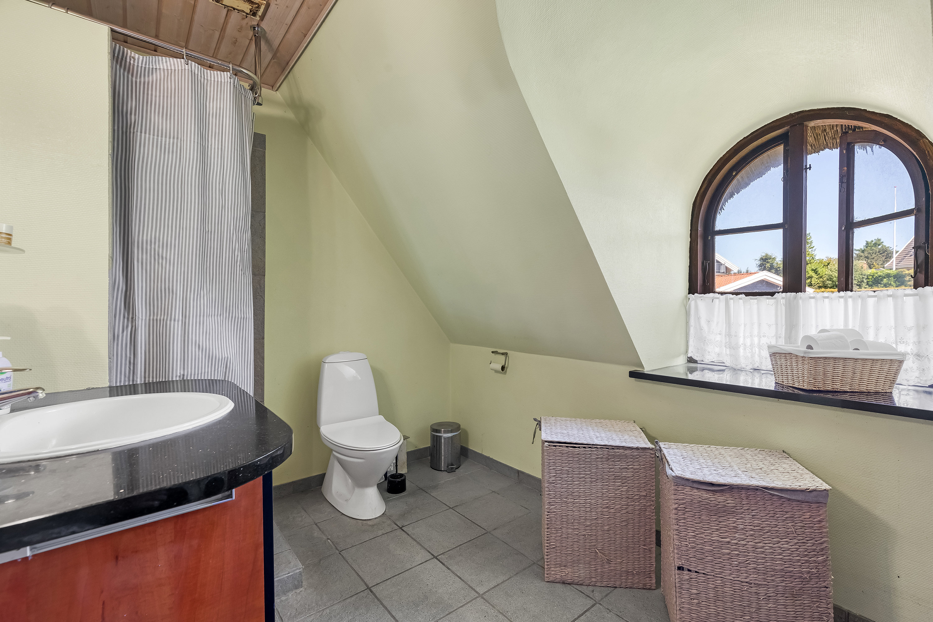 Fremhævet badeværelse billede i fuldskærmstilstand. Billede af Solskrænten 2, Lynæs, 3390 Hundested