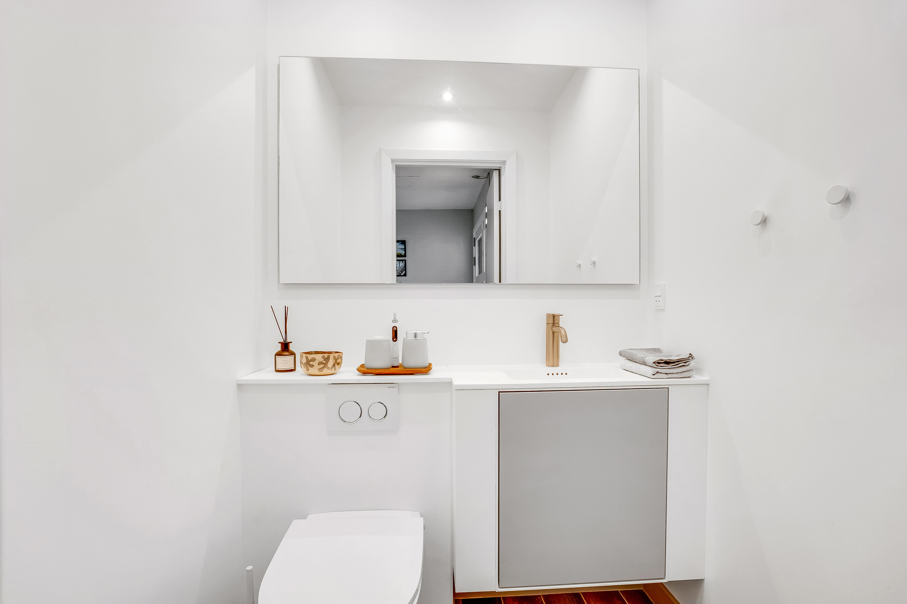 Fremhævet toilet billede i fuldskærmstilstand. Billede af Valmuevej 7, 4900 Nakskov