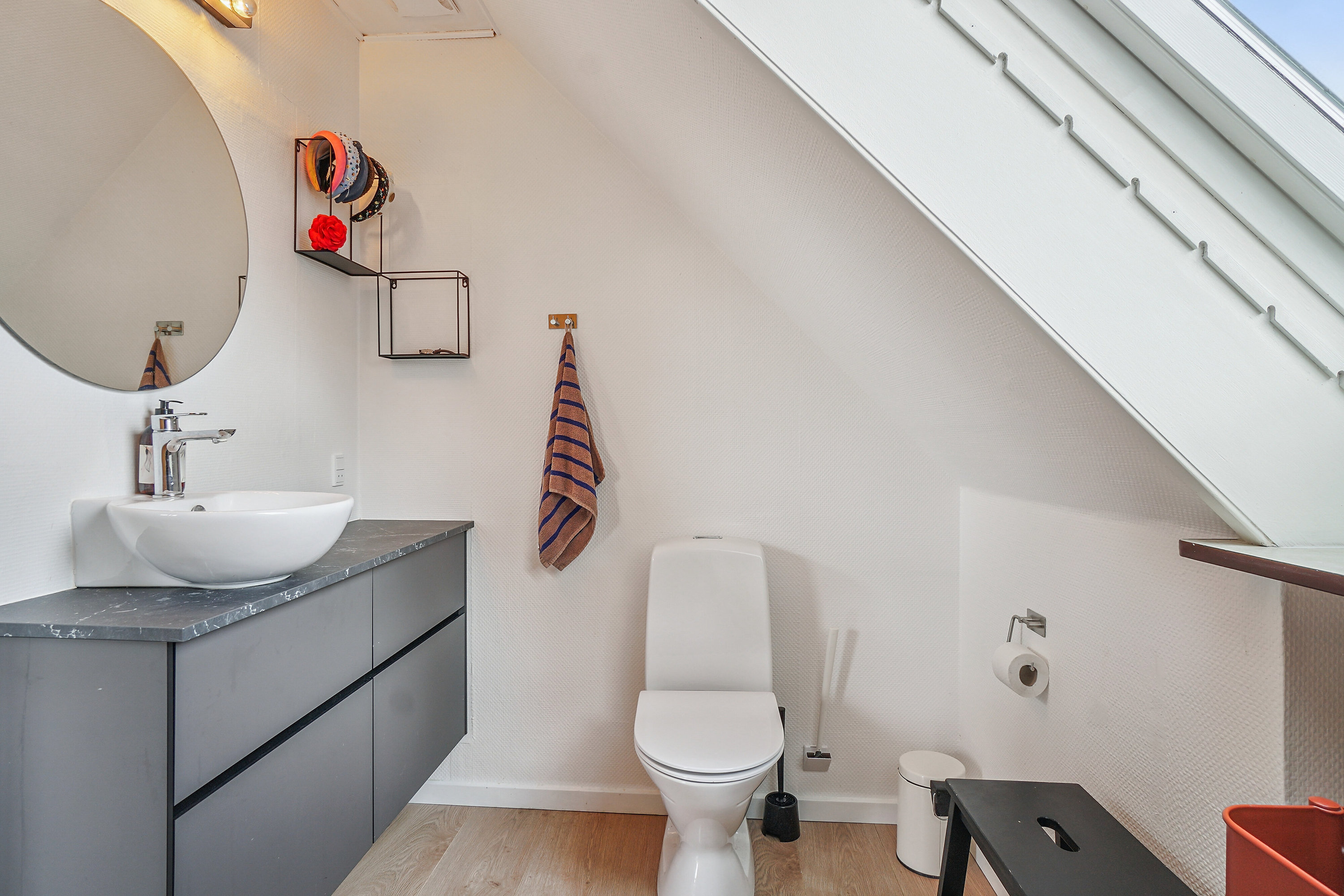 Fremhævet toilet billede i fuldskærmstilstand. Billede af Hedebogade 9, 8722 Hedensted