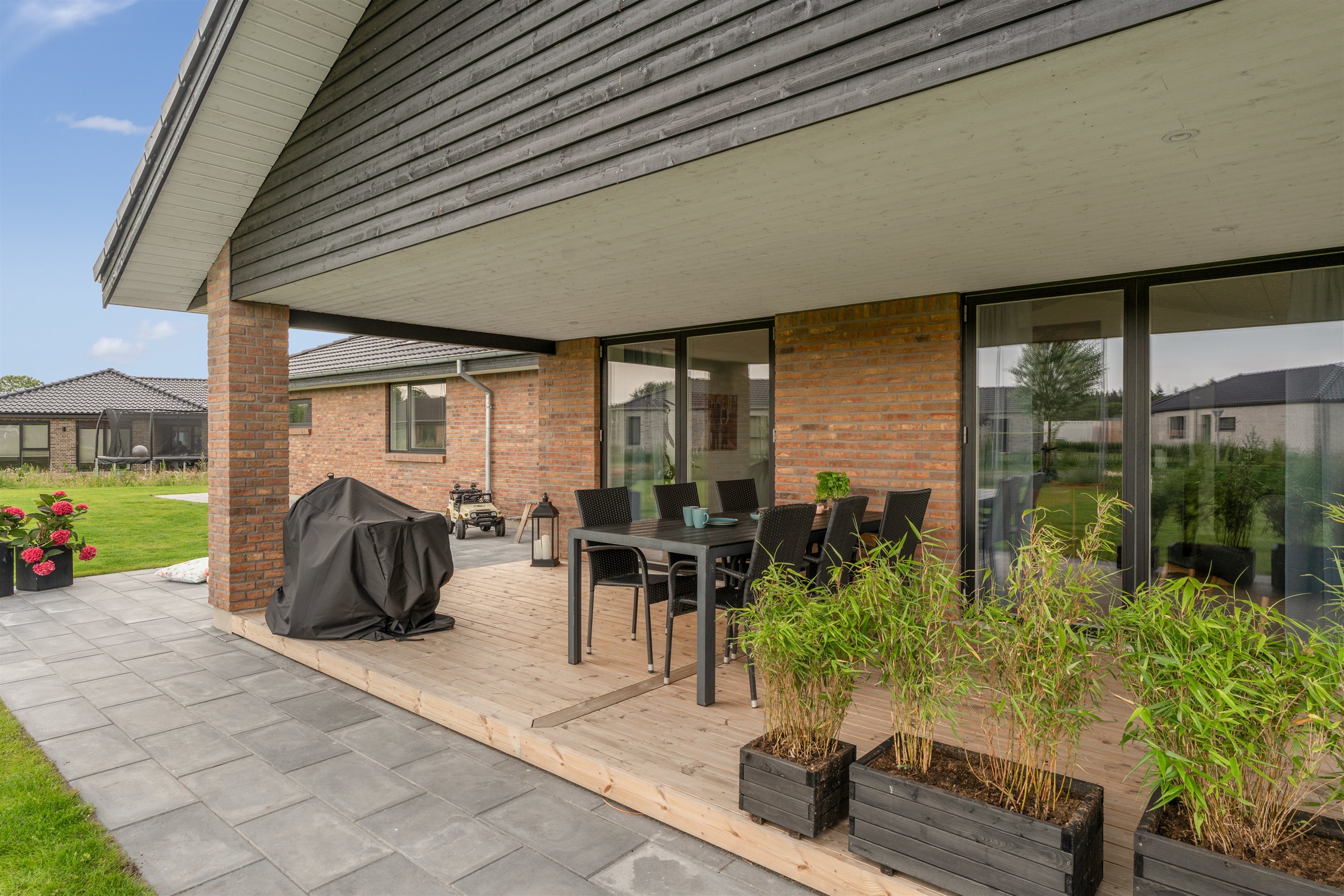 Fremhævet terrasse billede i fuldskærmstilstand. Billede af Læhegnet 1, 7190 Billund