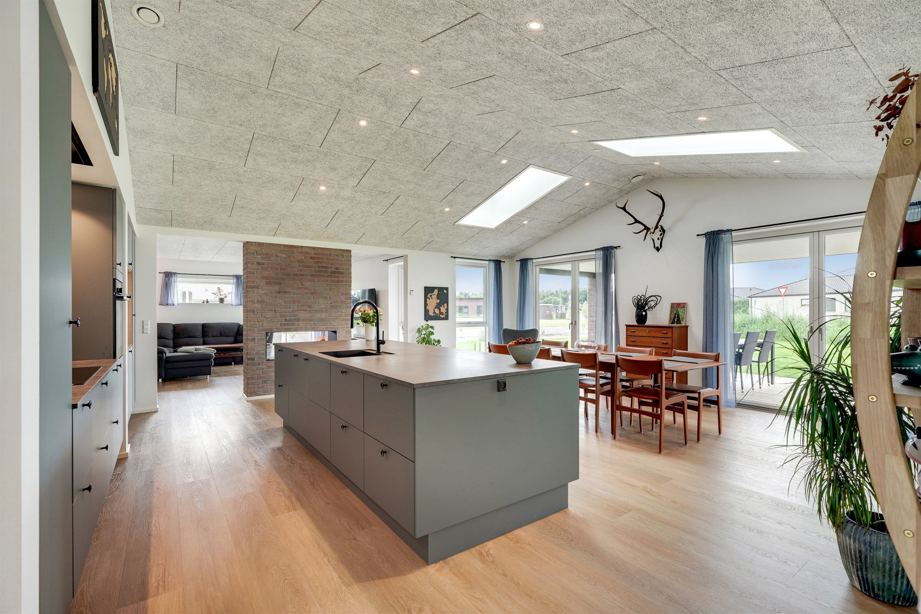 Fremhævet køkken billede i fuldskærmstilstand. Billede af Læhegnet 1, 7190 Billund