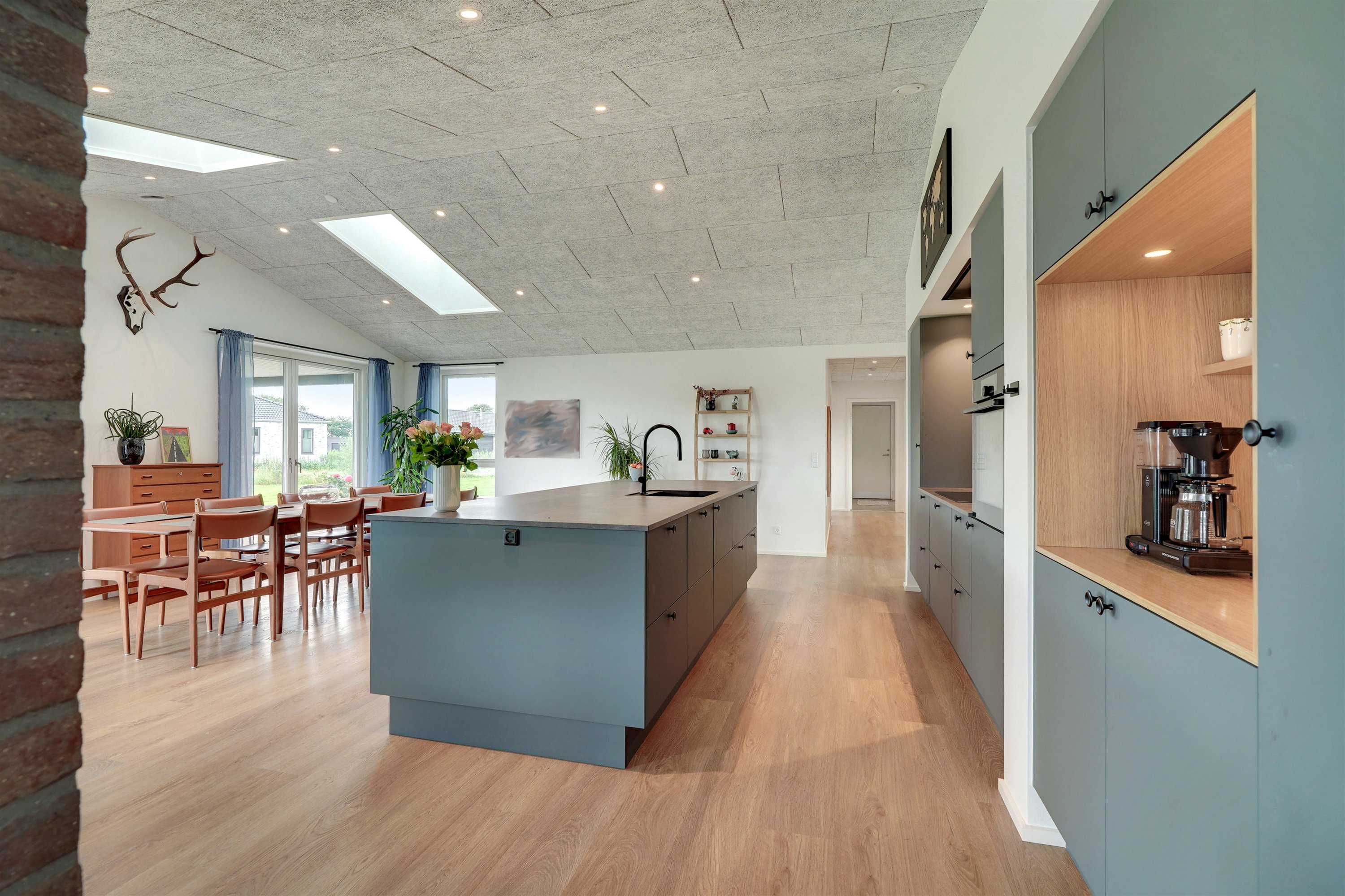 Fremhævet køkken billede i fuldskærmstilstand. Billede af Læhegnet 1, 7190 Billund