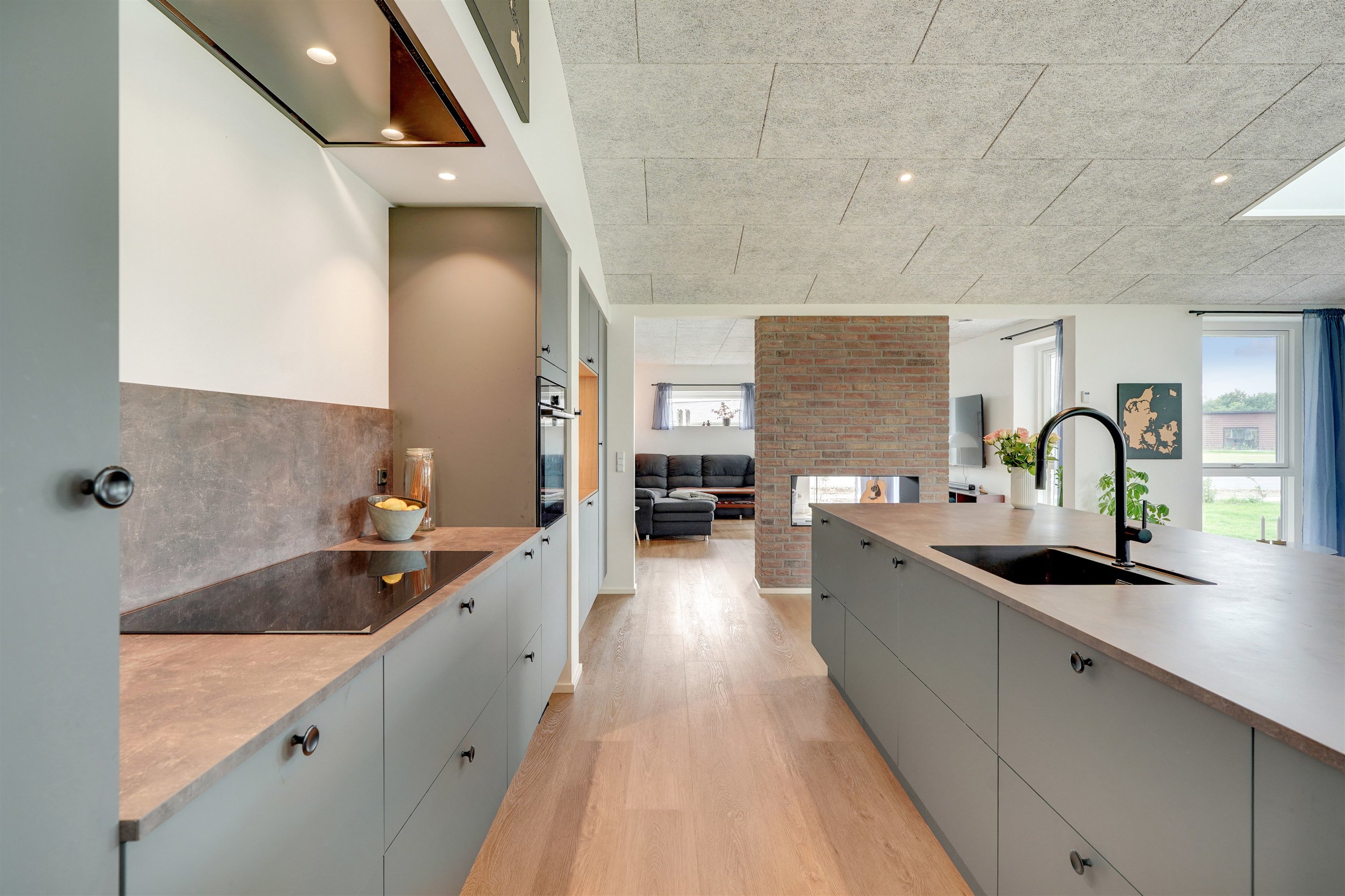 Fremhævet køkken billede i fuldskærmstilstand. Billede af Læhegnet 1, 7190 Billund