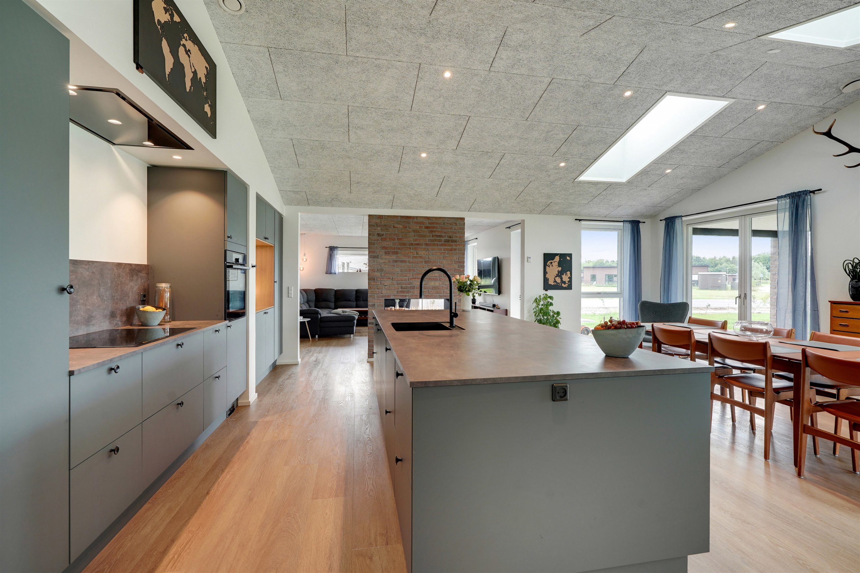 Fremhævet køkken billede i fuldskærmstilstand. Billede af Læhegnet 1, 7190 Billund