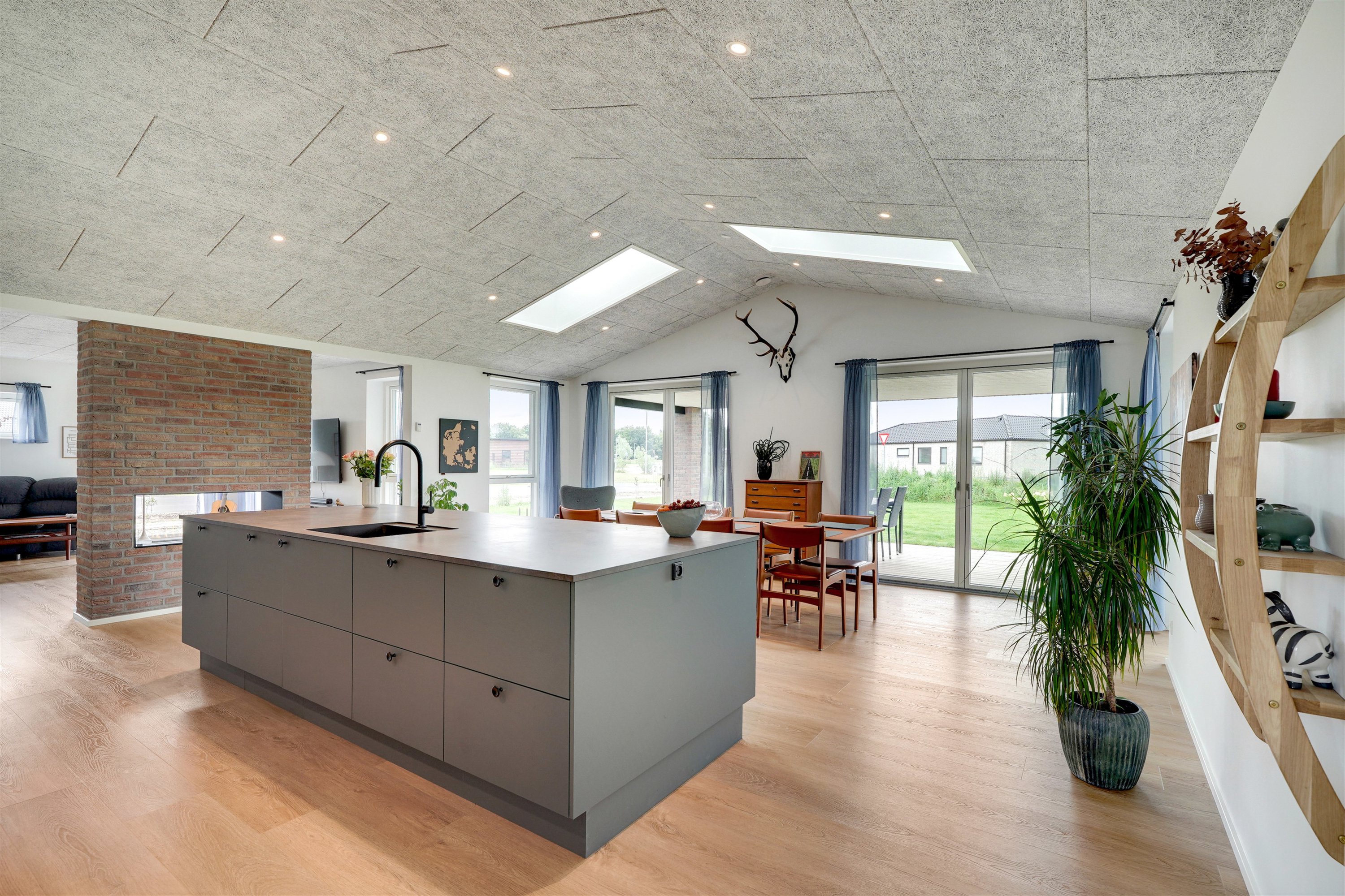 Fremhævet køkken billede i fuldskærmstilstand. Billede af Læhegnet 1, 7190 Billund