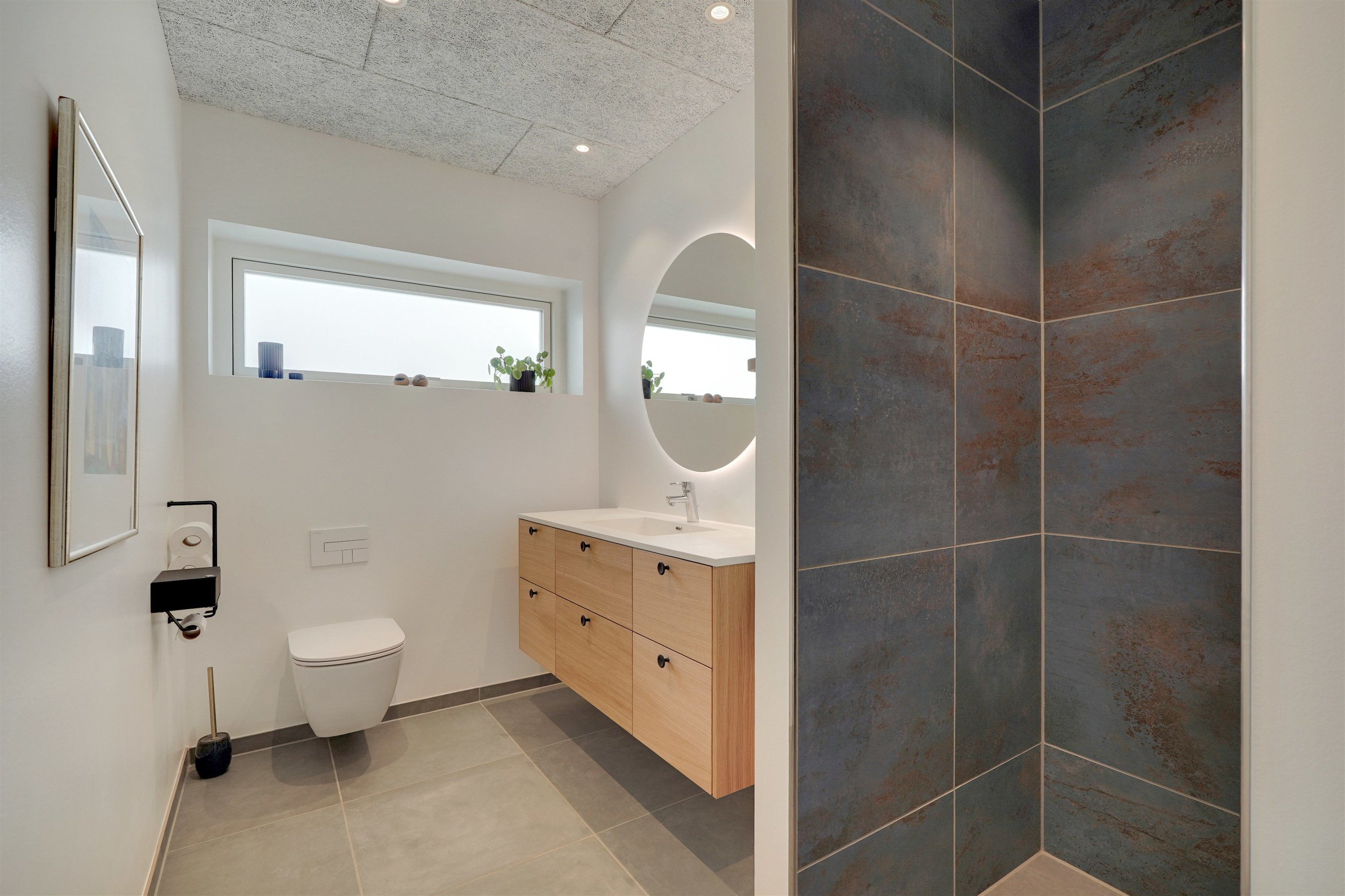 Fremhævet badeværelse billede i fuldskærmstilstand. Billede af Læhegnet 1, 7190 Billund