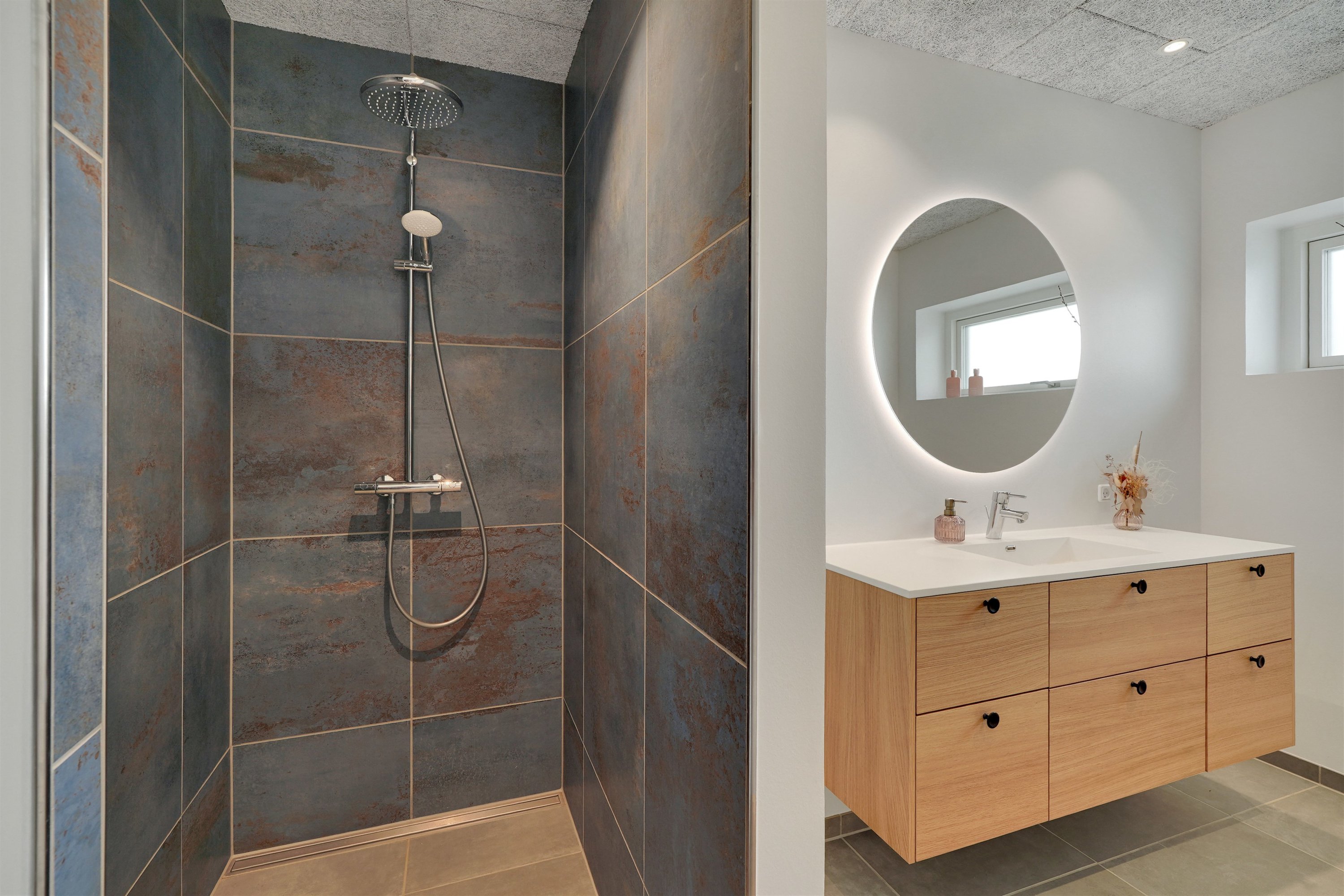 Fremhævet badeværelse billede i fuldskærmstilstand. Billede af Læhegnet 1, 7190 Billund