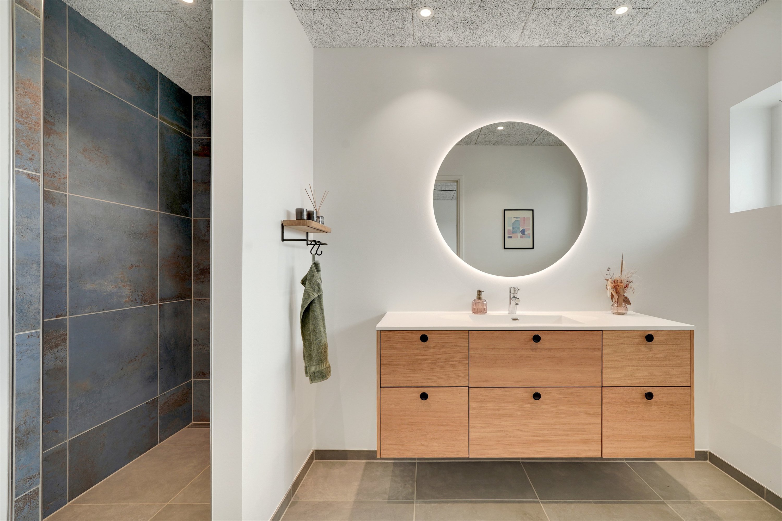 Fremhævet badeværelse billede i fuldskærmstilstand. Billede af Læhegnet 1, 7190 Billund