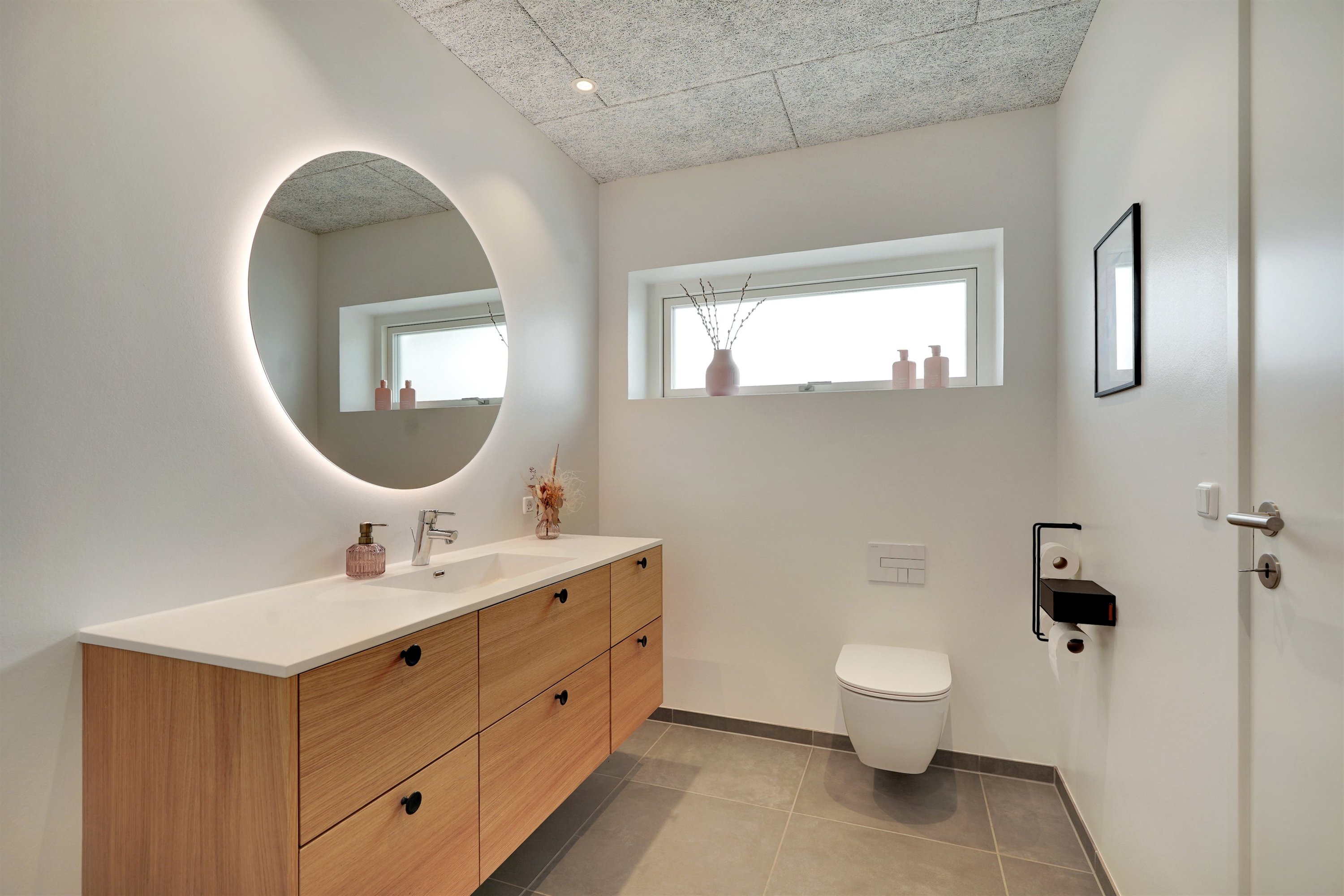 Fremhævet badeværelse billede i fuldskærmstilstand. Billede af Læhegnet 1, 7190 Billund