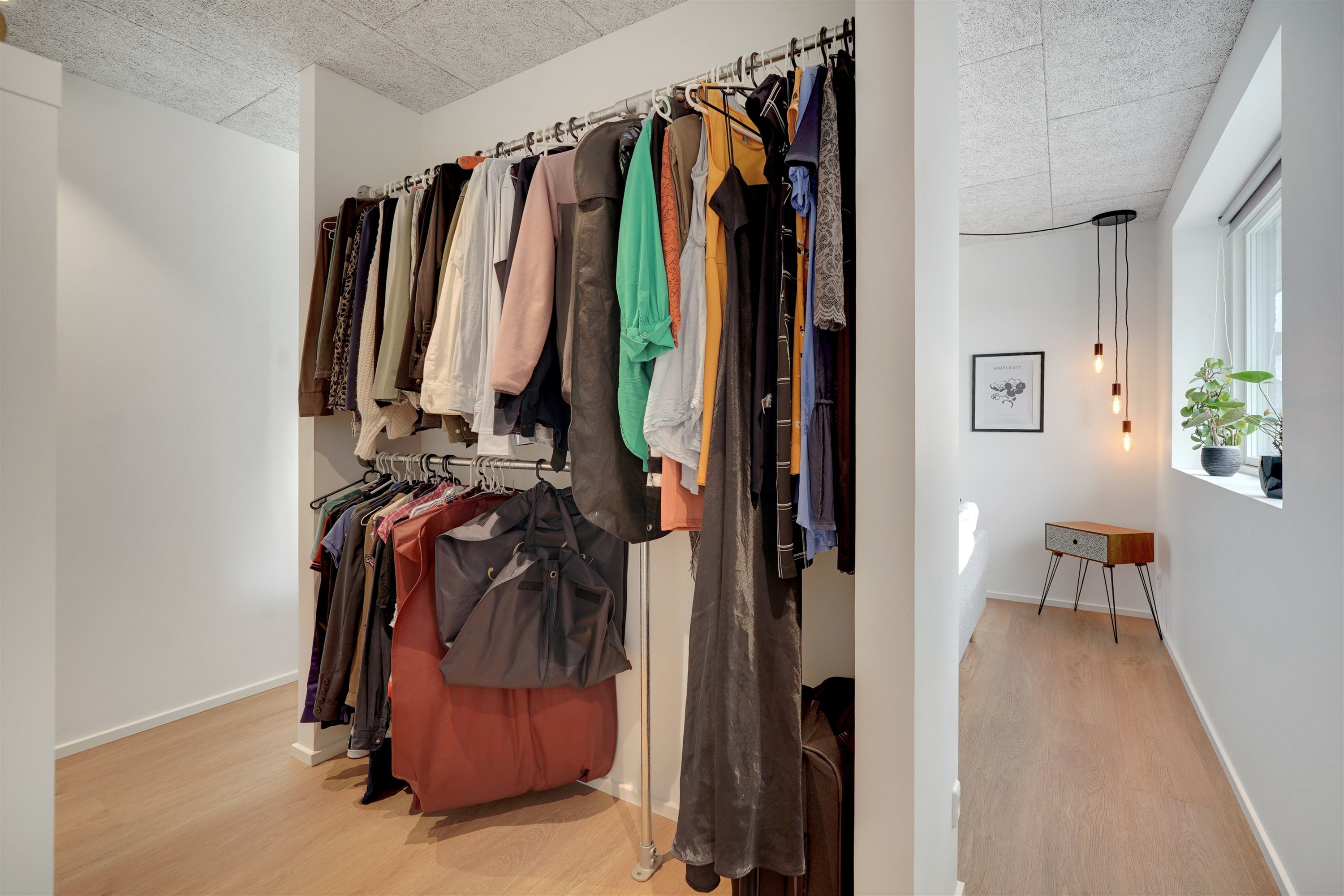 Fremhævet walkin closet billede i fuldskærmstilstand. Billede af Læhegnet 1, 7190 Billund