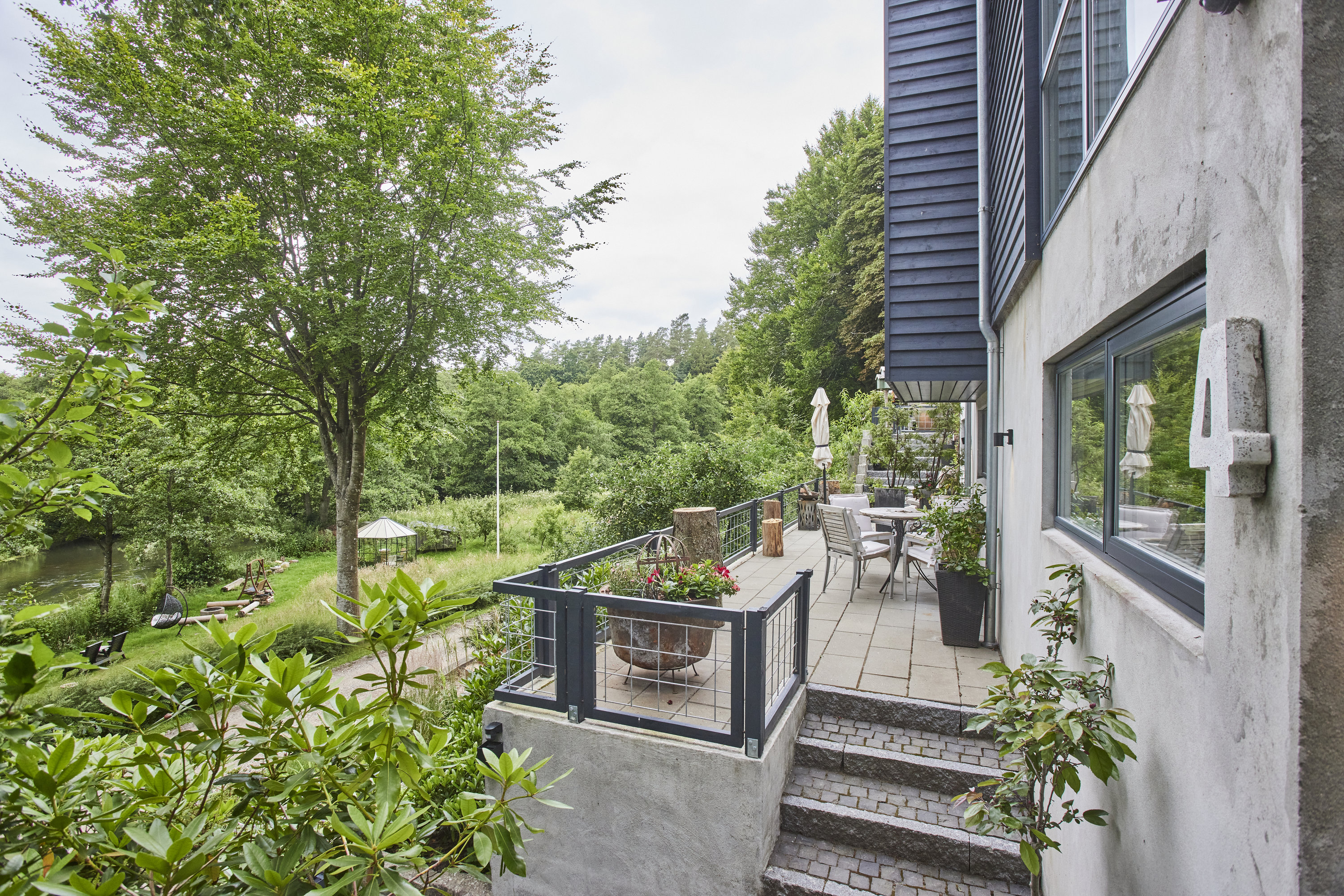 Fremhævet terrasse billede i fuldskærmstilstand. Billede af Højlundvej 4, Voervadsbro, 8660 Skanderborg