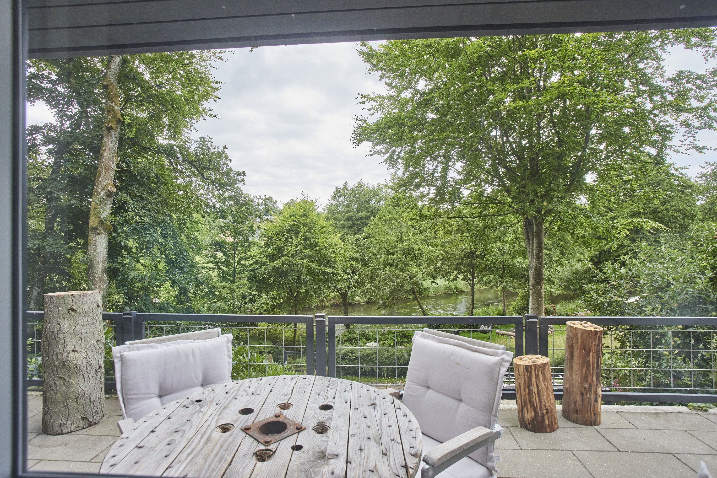 Fremhævet terrasse billede i fuldskærmstilstand. Billede af Højlundvej 4, Voervadsbro, 8660 Skanderborg