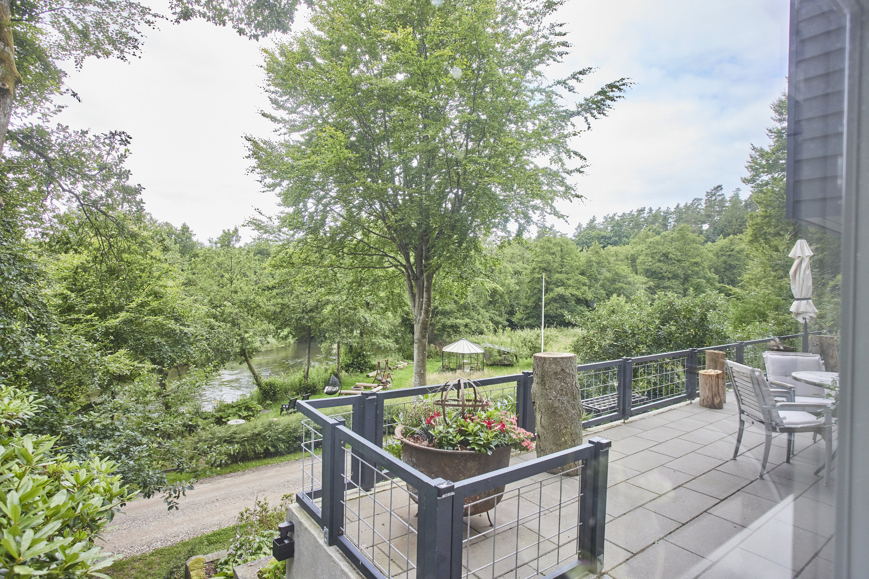 Fremhævet terrasse billede i fuldskærmstilstand. Billede af Højlundvej 4, Voervadsbro, 8660 Skanderborg