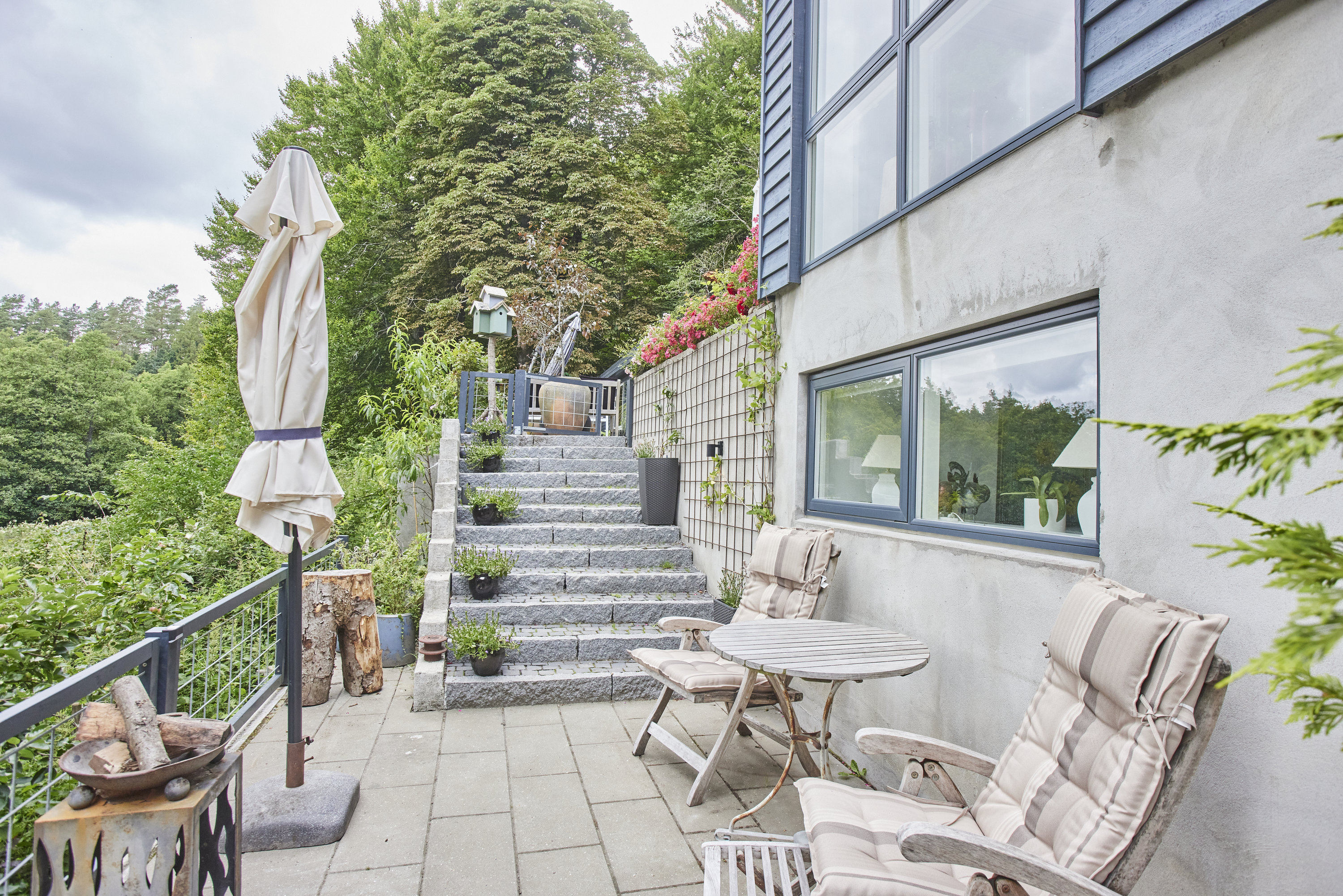 Fremhævet terrasse billede i fuldskærmstilstand. Billede af Højlundvej 4, Voervadsbro, 8660 Skanderborg