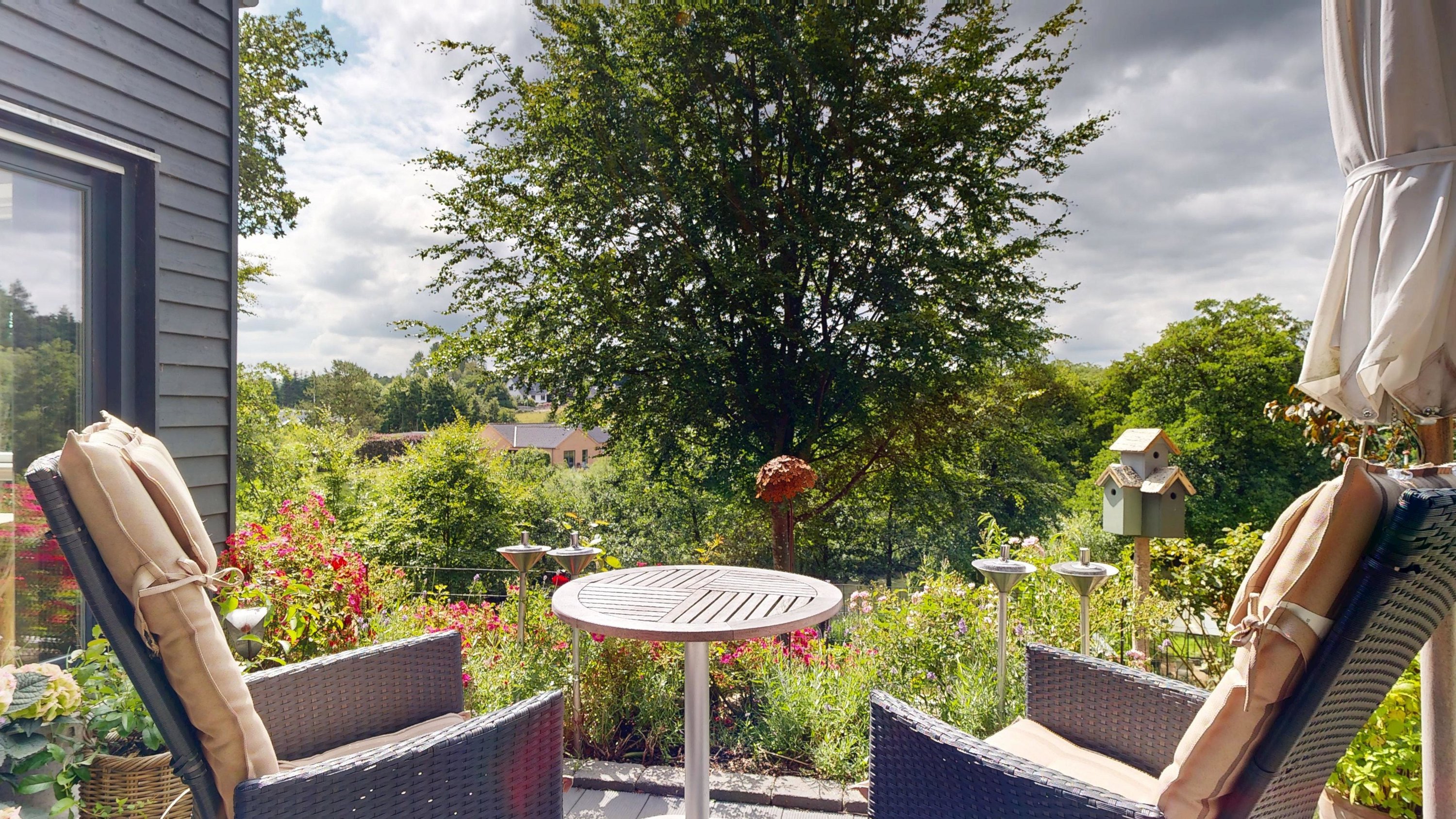 Fremhævet terrasse billede i fuldskærmstilstand. Billede af Højlundvej 4, Voervadsbro, 8660 Skanderborg