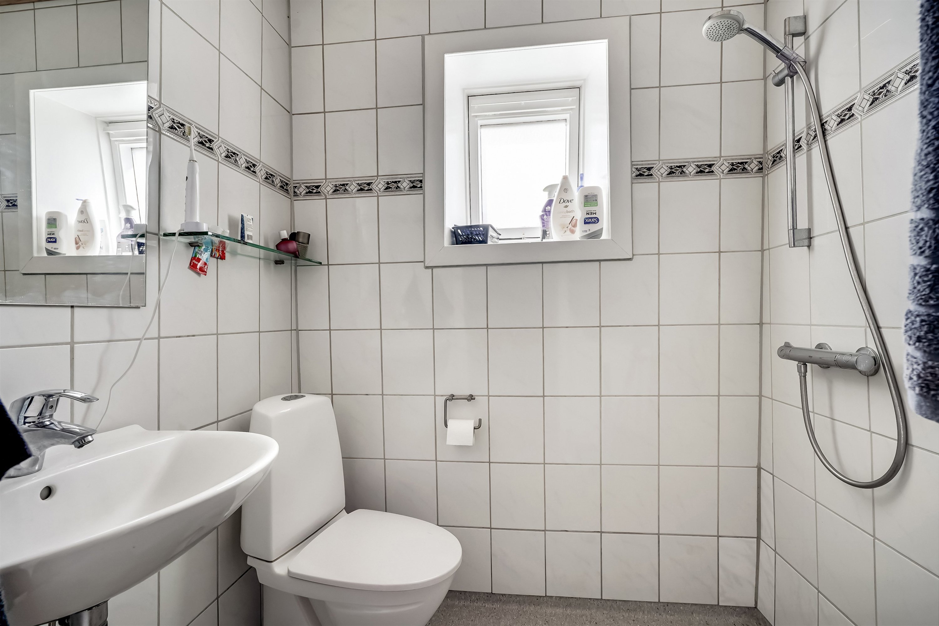 Fremhævet badeværelse billede i fuldskærmstilstand. Billede af Frodesgade 135, 6700 Esbjerg