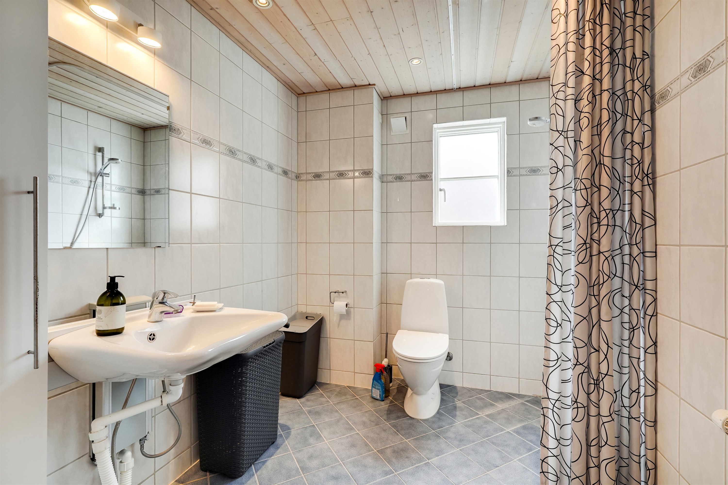 Fremhævet badeværelse billede i fuldskærmstilstand. Billede af Frodesgade 135, 6700 Esbjerg