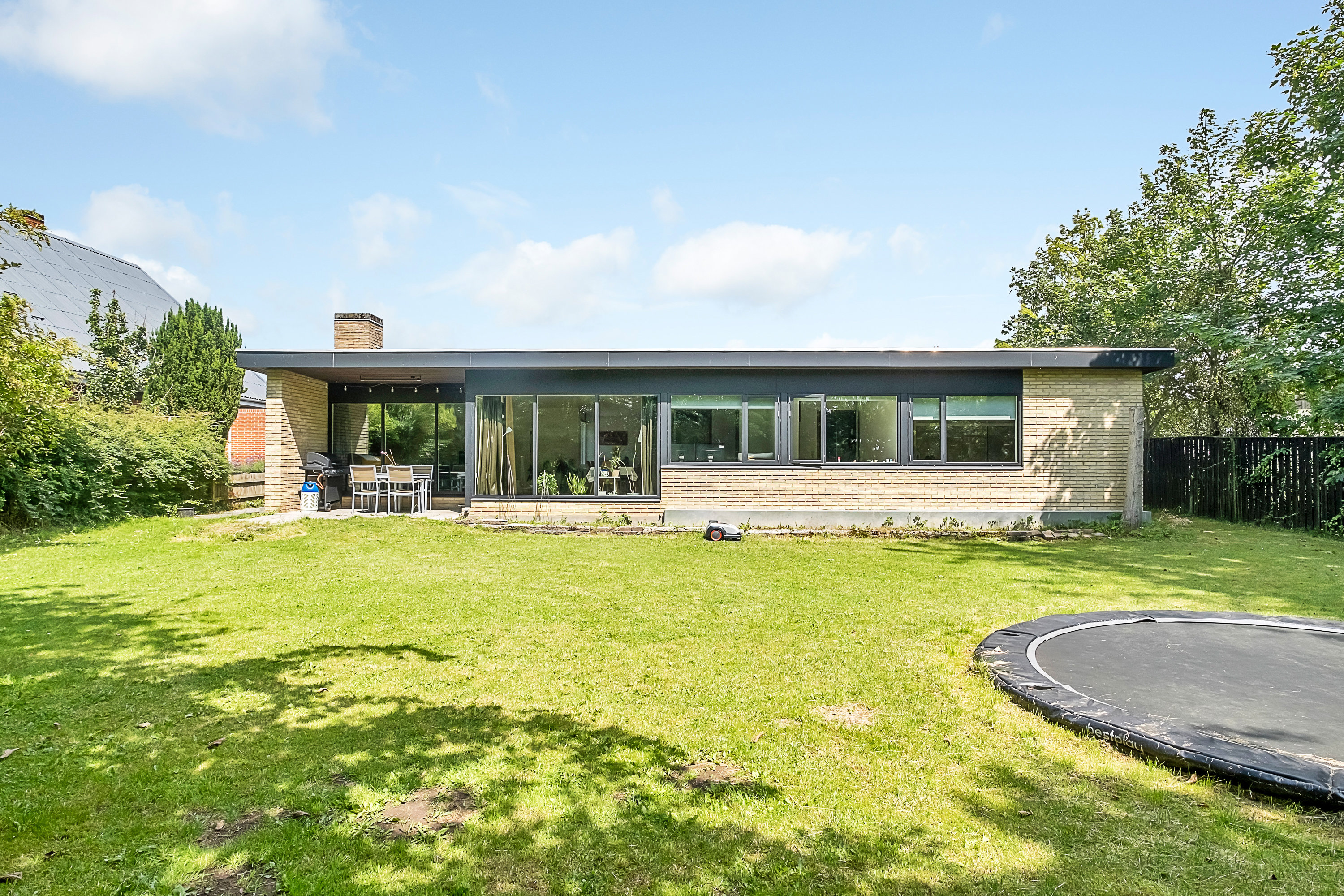 Fremhævet facade billede i fuldskærmstilstand. Billede af Mosevangen 3, 8520 Lystrup