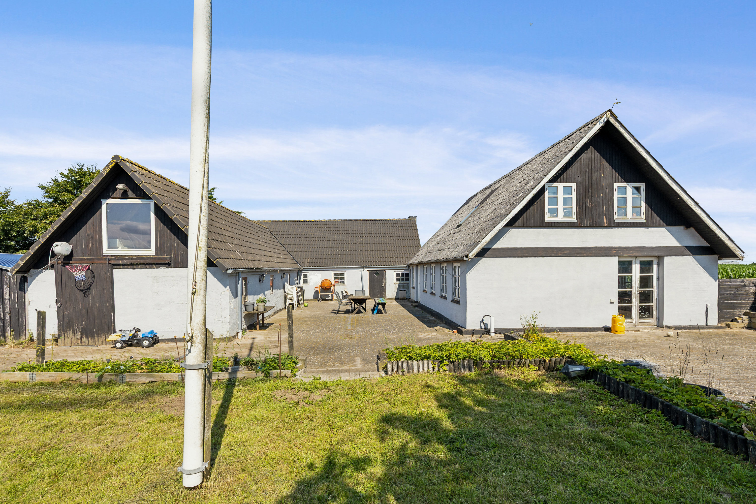 Villa: Ejendommen fra haven på Grønhøjvej 49, Hatting, 8700 Horsens